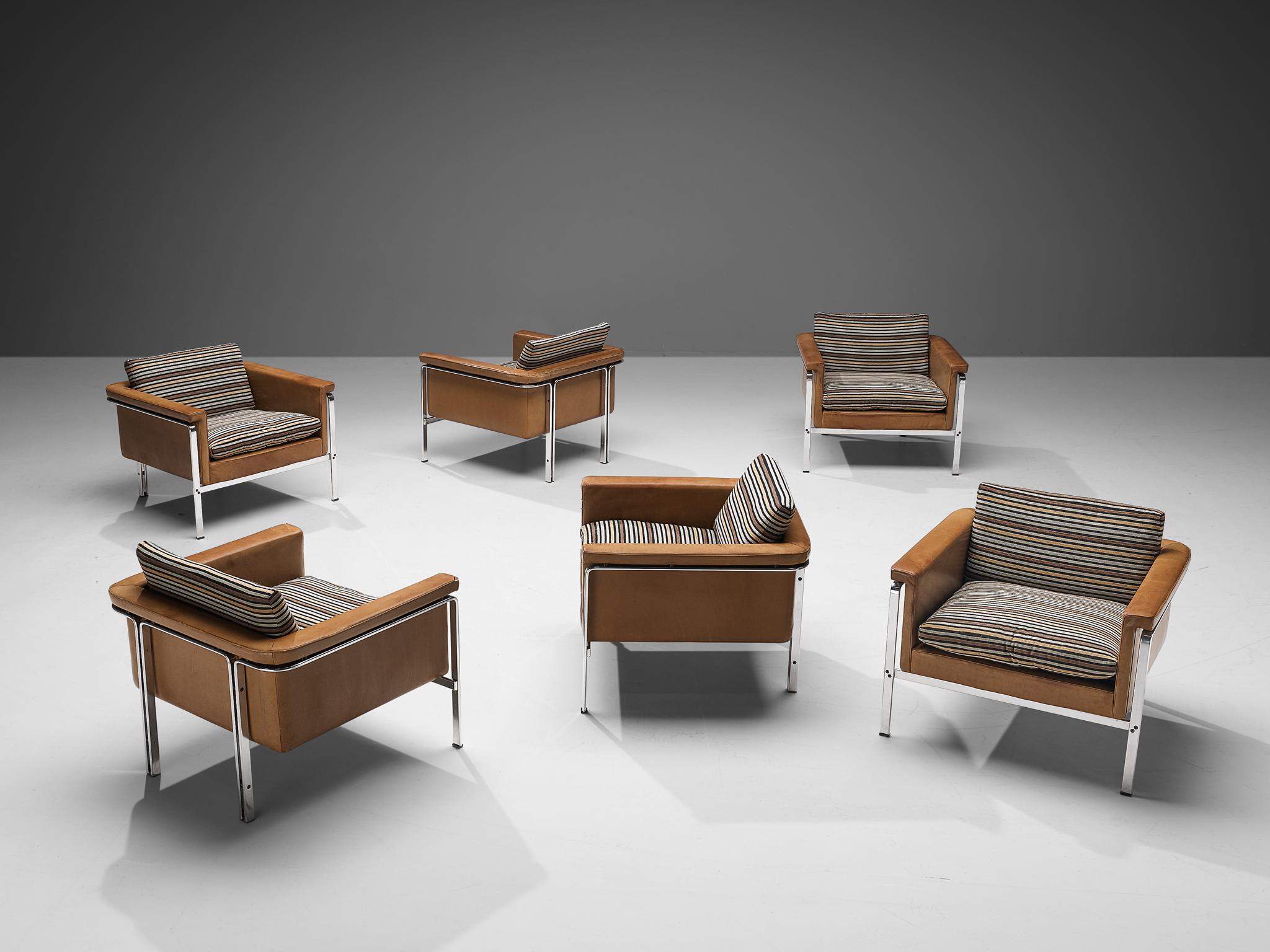 Horst Brüning pour Kill International, chaises longues modèle '6912', cuir, chrome, tissu, Allemagne, 1967. 

Cet ensemble de fauteuils bien conçus montre une construction solide aux lignes délicates et aux bords arrondis. Le plus remarquable est le