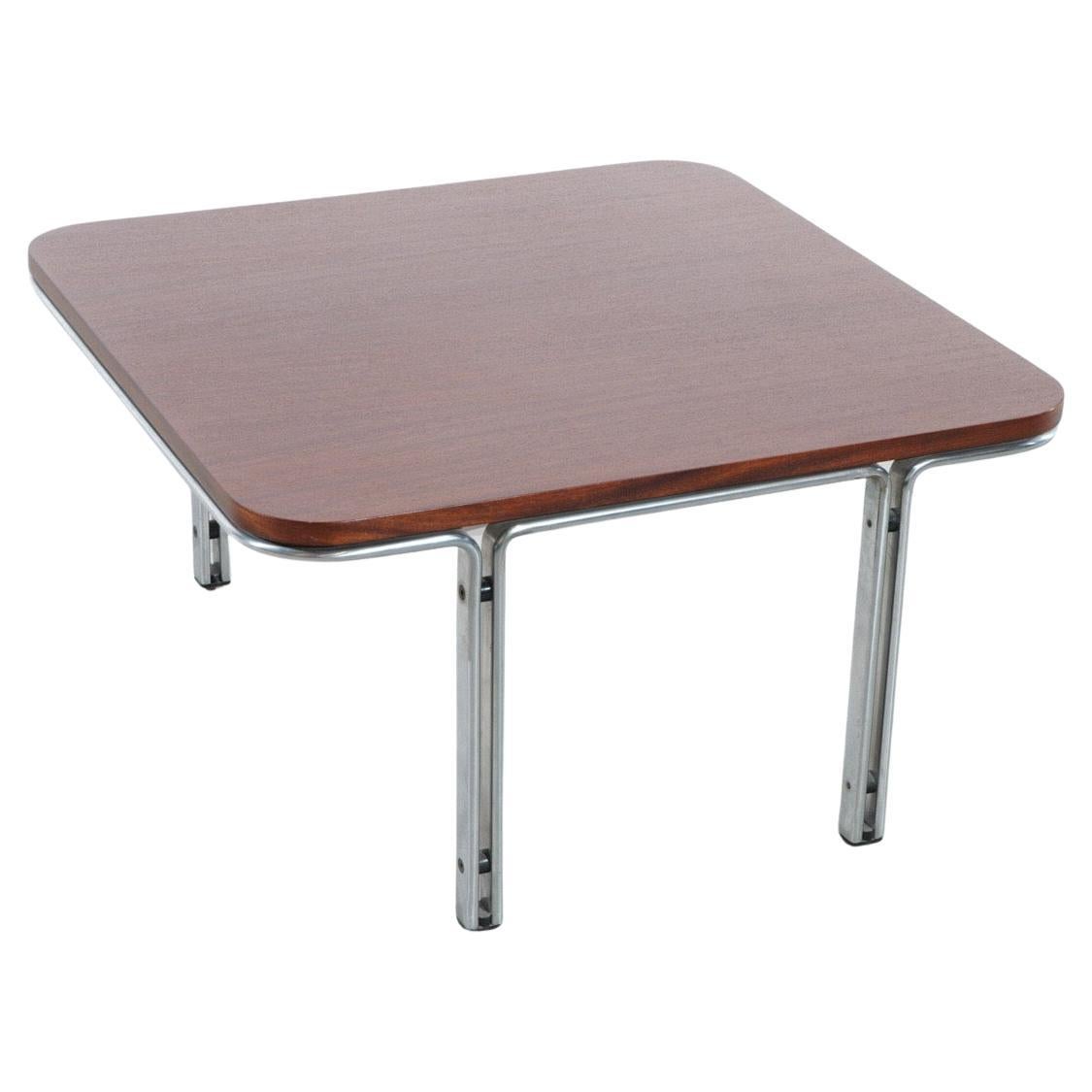 Horst Brüning für Kill International, Couchtische, Teakholz, Stahl, Deutschland, 1960er Jahre.   

Quadratischer Couchtisch aus Stahl und Teakholzfurnier. Das Design ist minimalistisch, doch das Zusammenspiel der MATERIALIEN verleiht dem Tisch seine