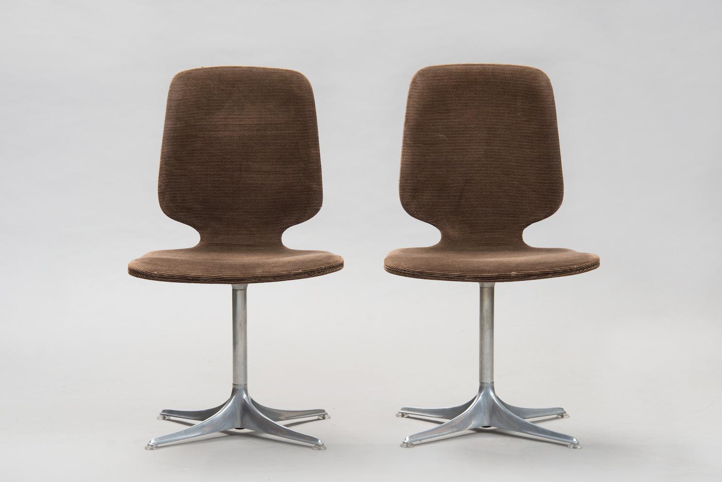 Set of four dining chairs 'Sedia' model upholstered in brown fabric in an aluminium base.
These items are in original condition, can be sold as they are or fully restored, the price shown is in original condition.
 