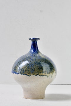 Jarrón de cerámica artística de estudio de Horst Kerstan, de los primeros años, con esmalte cristalino azul y firmado, 1968
