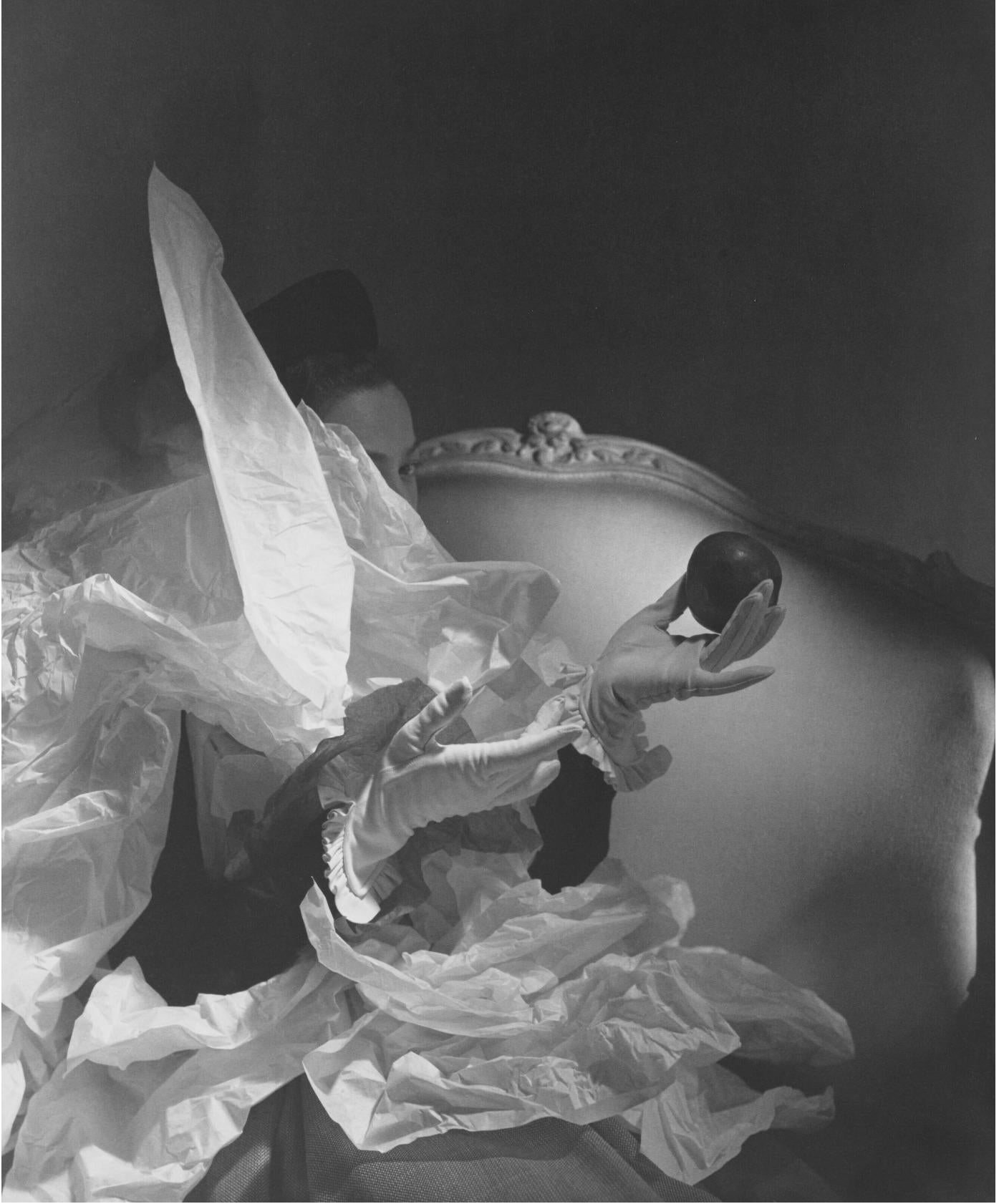 Black and White Photograph Horst P. Horst - "Gants de Whiting" figuratif, photographie, noir et blanc