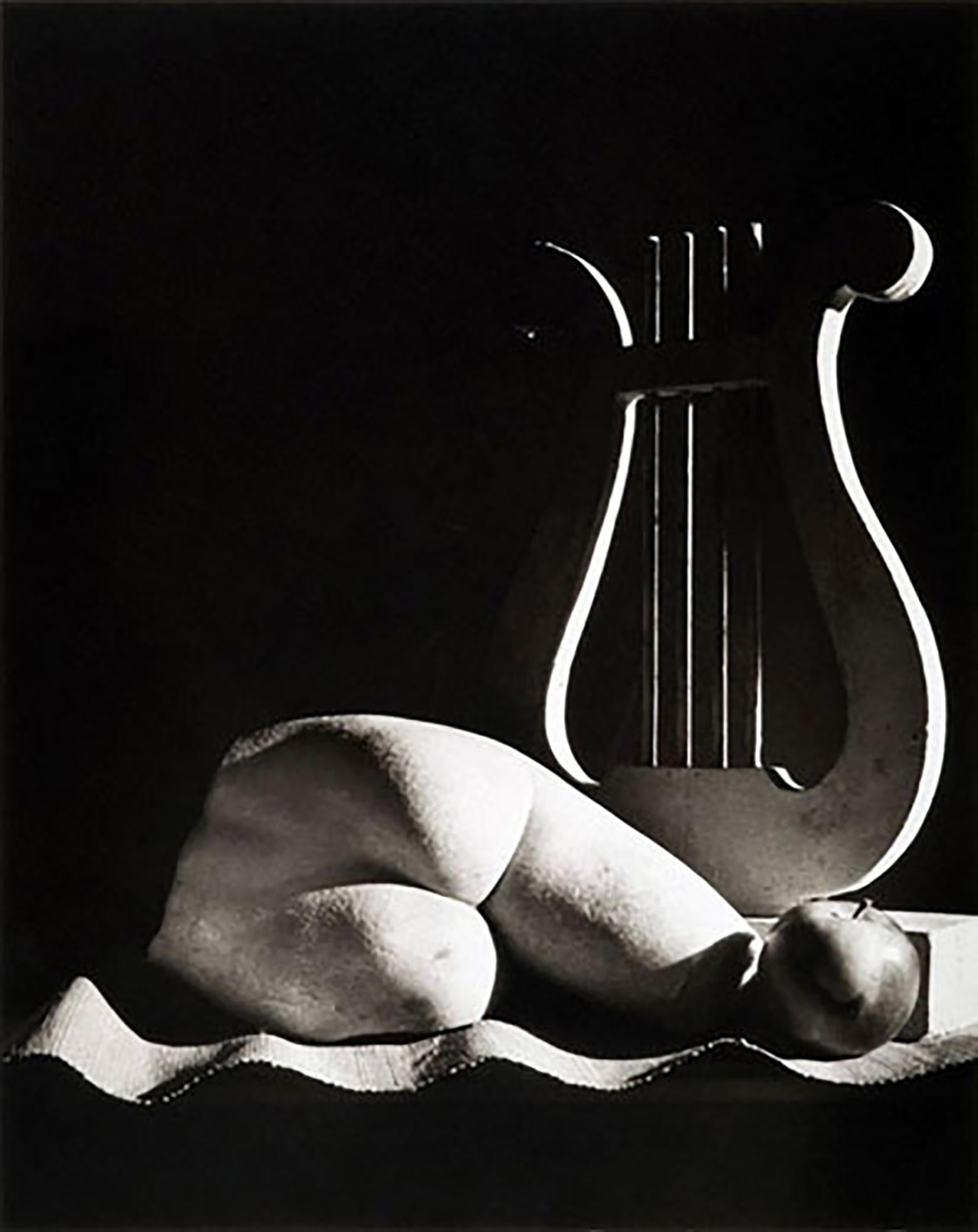 Horst P. Horst Black and White Photograph – Klassisches Musikstillleben, Oyster Bay, New York