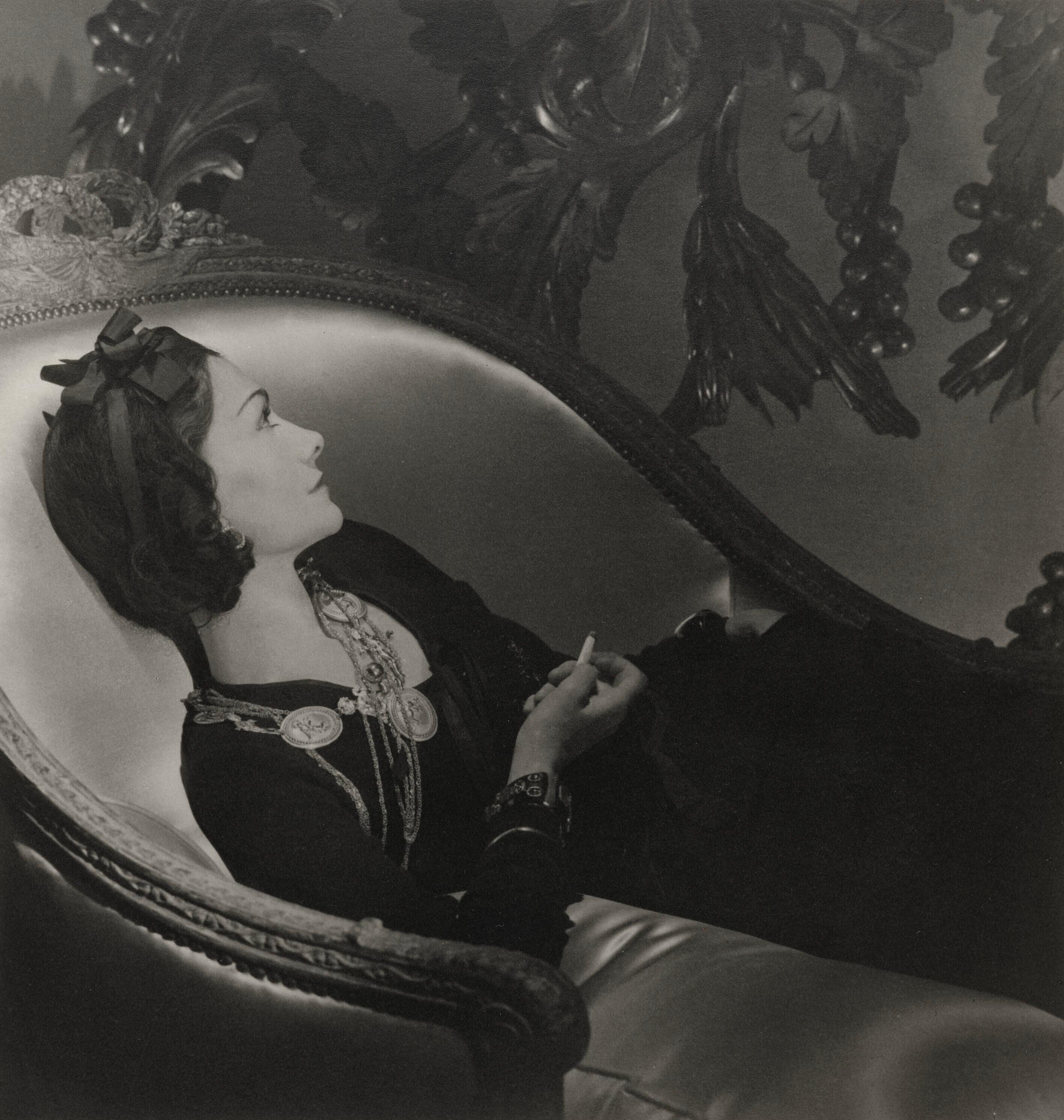Artista: Horst P. Horst (1906-1999)
Titolo: Coco Chanel, Parigi, 1937
Anno: 1937, stampato successivamente dal fotografo
Mezzo: Stampa alla gelatina d
argento
Dimensioni: 14 x 11 pollici
Condizioni: Eccellente
Iscrizione: Firmato, intitolato, datato
