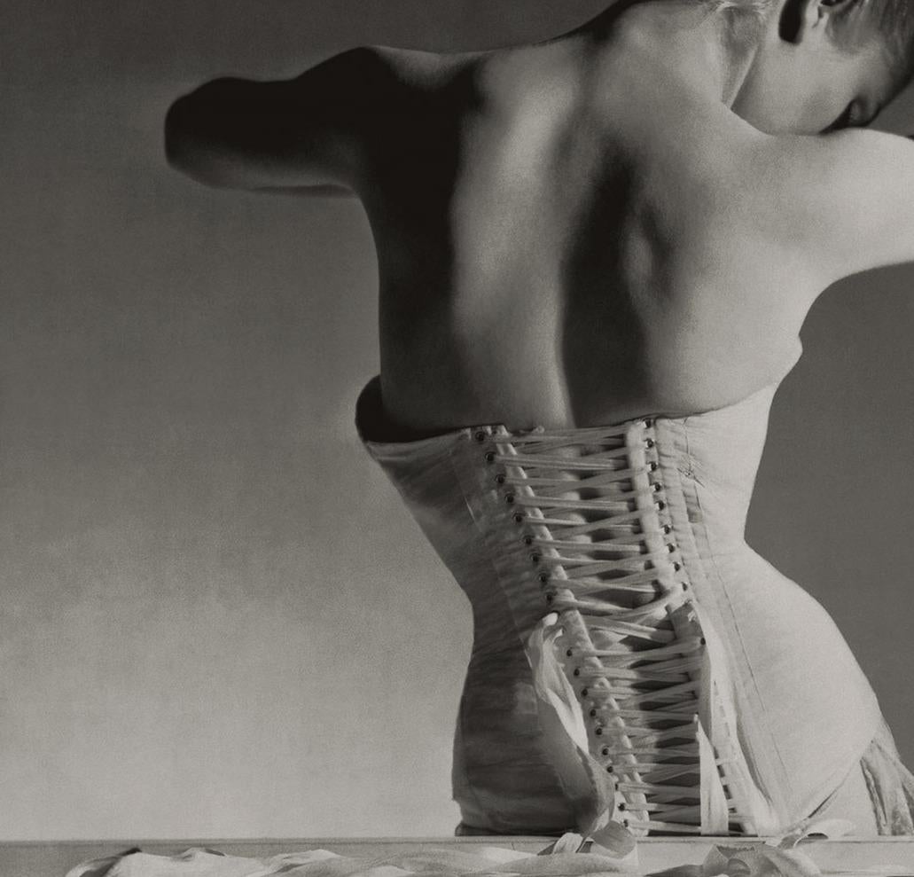 Mainbocher Korsett. Paris. Später gedruckt (Zeitgenössisch), Photograph, von Horst P. Horst