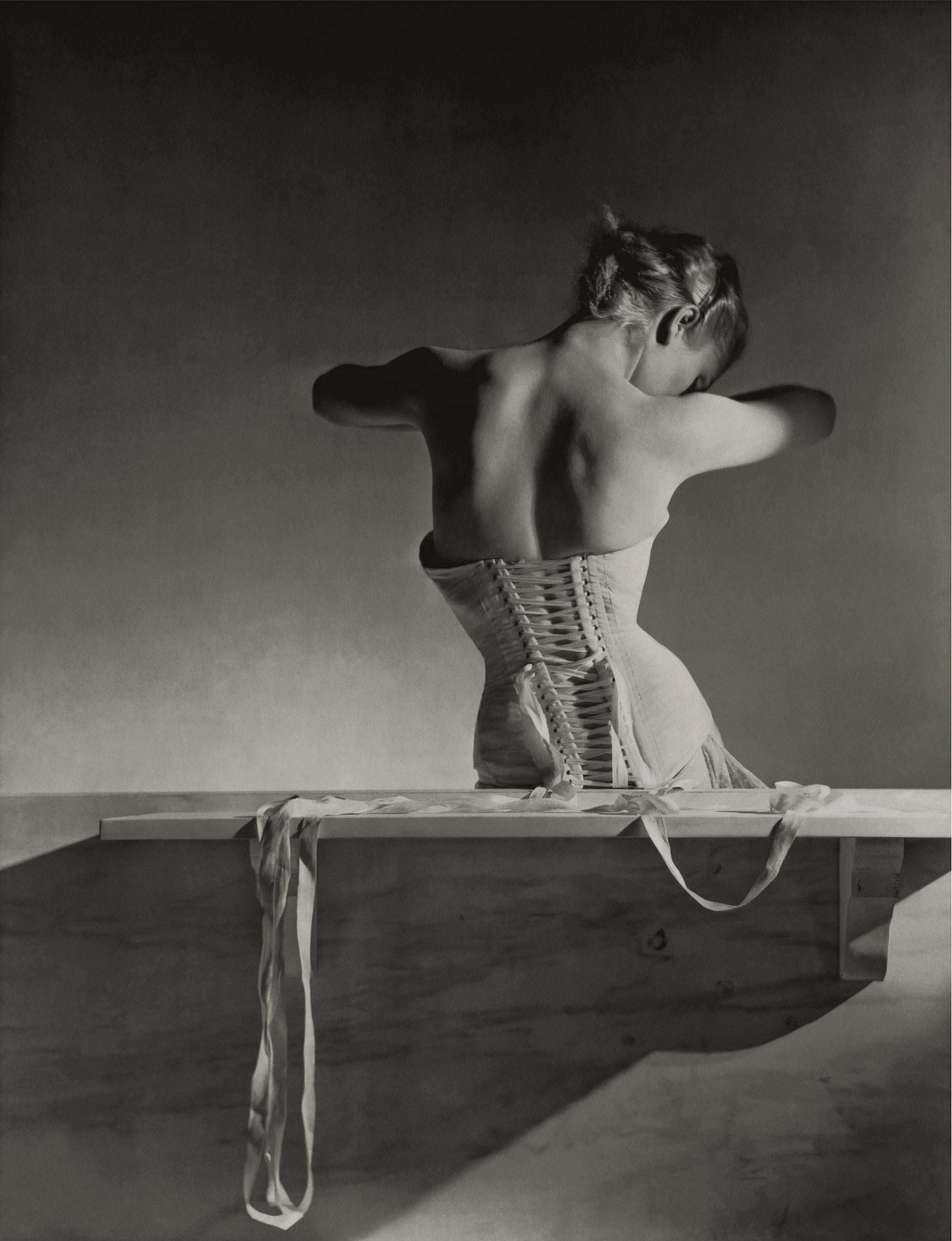 Horst P. Horst Figurative Photograph – Mainbocher Korsett. Paris. Später gedruckt