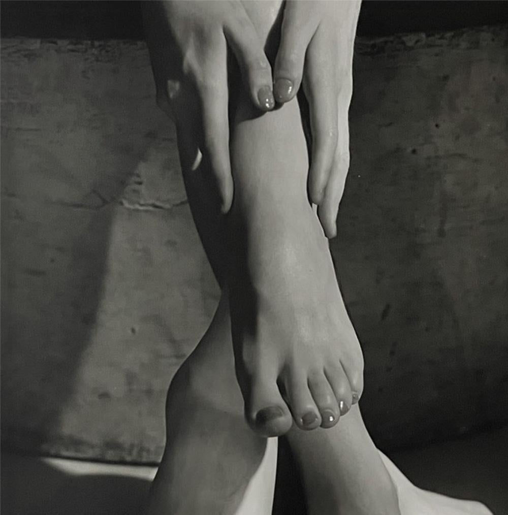 Horst, Barefoot Beauty. NY, Silver Gelatin Print. Imprimée plus tard. - Photograph de Horst P. Horst