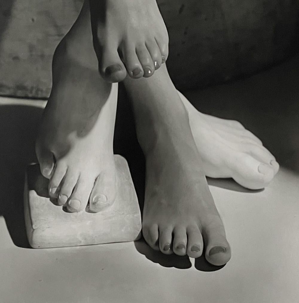 Horst, Barefoot Beauty. NY, Silver Gelatin Print. Imprimée plus tard. - Contemporain Photograph par Horst P. Horst