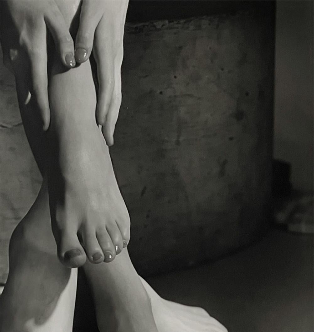 Horst, Barefoot Beauty. NY, Silver Gelatin Print. Imprimée plus tard. - Noir Black and White Photograph par Horst P. Horst