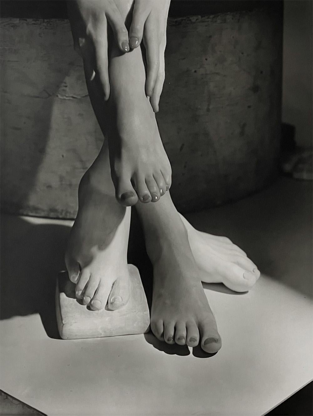 Black and White Photograph Horst P. Horst - Horst, Barefoot Beauty. NY, Silver Gelatin Print. Imprimée plus tard.
