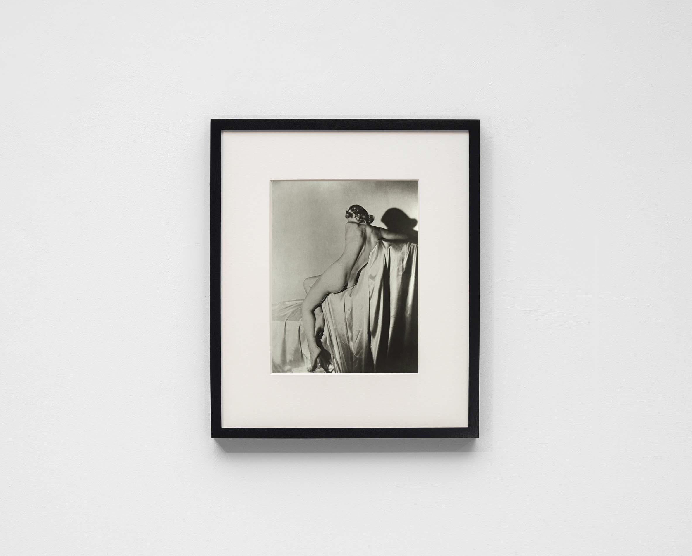 Lisa on Silk, New York, 1940 - Horst P. Horst (Black and White Photography) For Sale 1