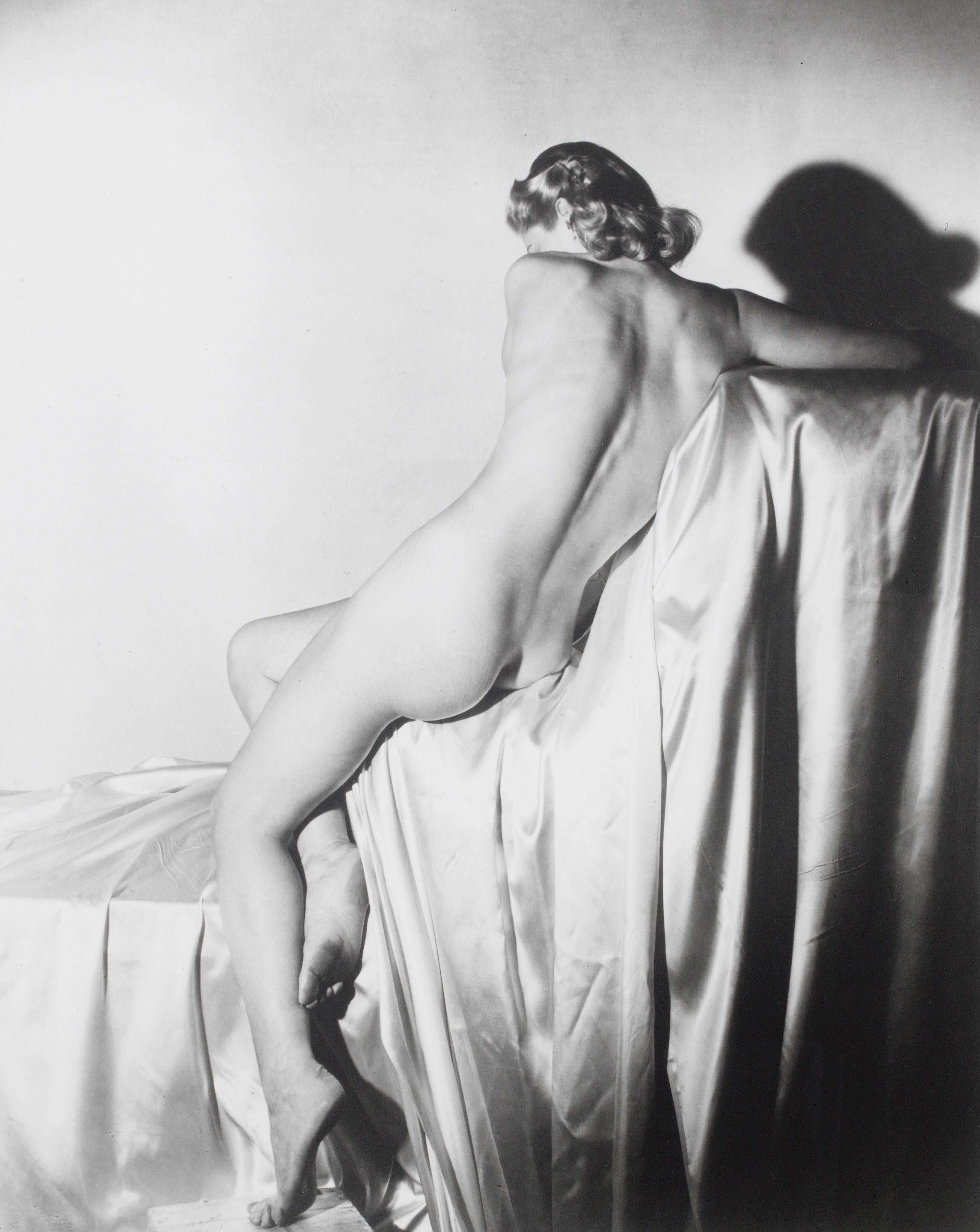 Horst P Horst (1906-1999) (Photographie en noir et blanc)
Lisa sur soie, New York, 1940
Signé au dos
Épreuve à la gélatine argentée
14 x 11 pouces

Horst était un perfectionniste qui a rehaussé les normes de la photographie de mode, et a même