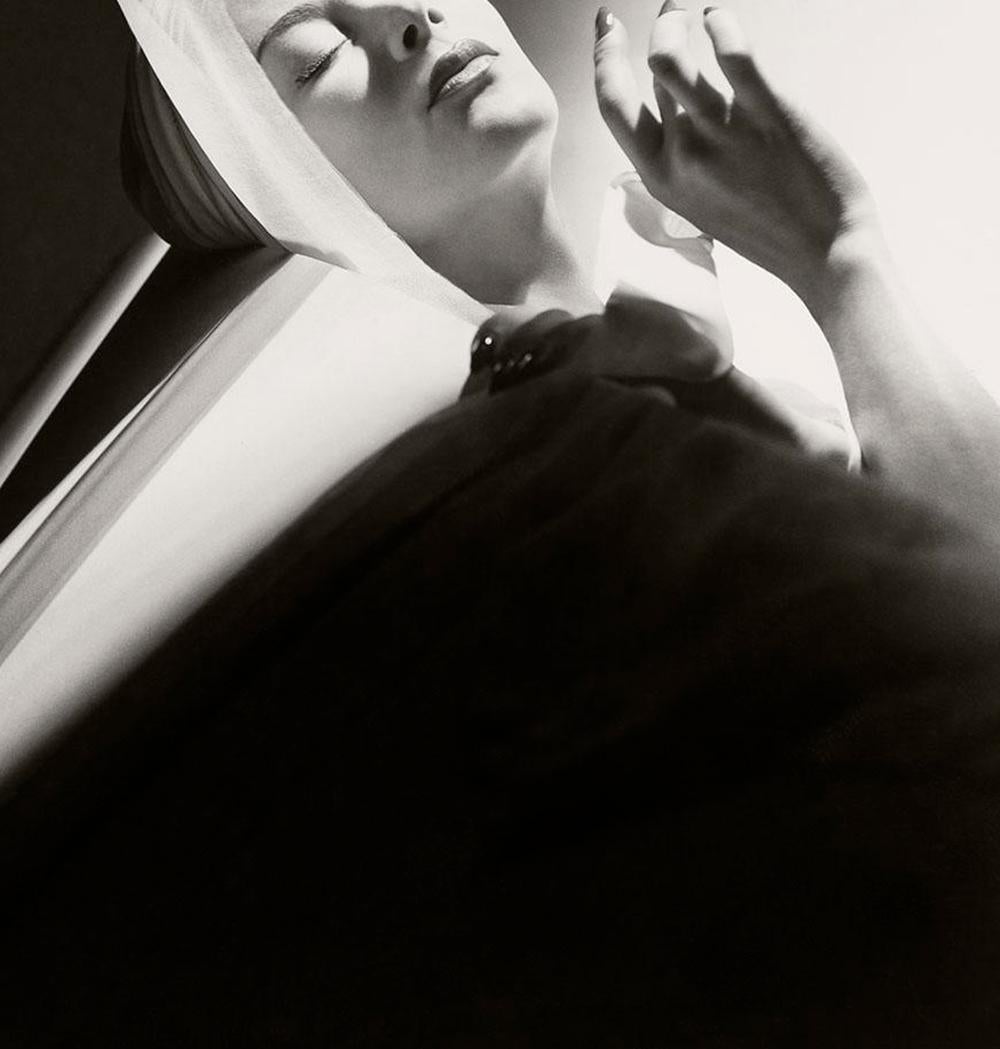 Lisa with Turban, NY, Silver Gelatin print (Printer later) - Photograph by Horst P. Horst