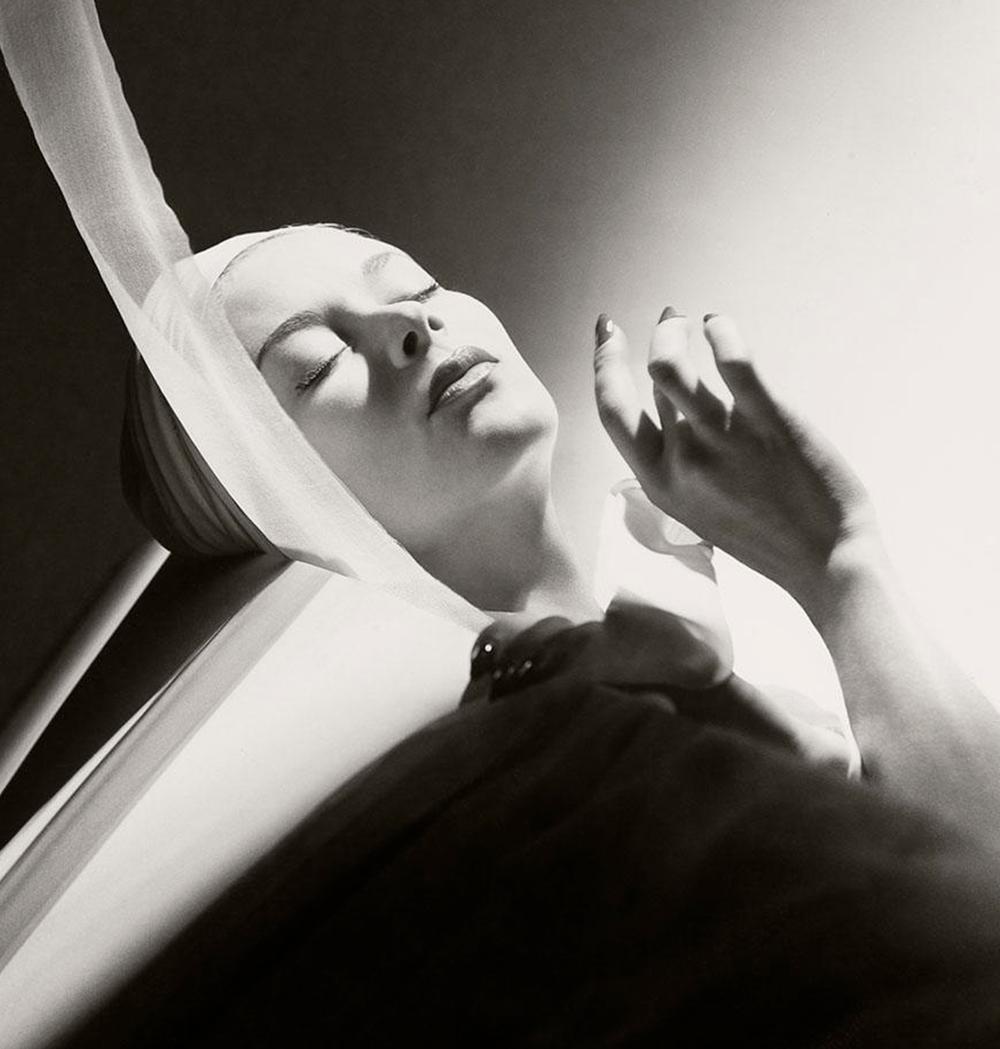 Lisa with Turban, NY, Silver Gelatin print (Printer later) - Contemporary Photograph by Horst P. Horst