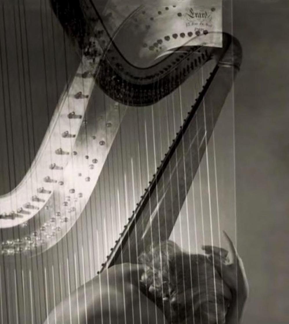Lisa Fonssagrives-Penn mit Harfe. Paris, Silbergelatine-Druck. Später gedruckt. – Photograph von Horst P. Horst