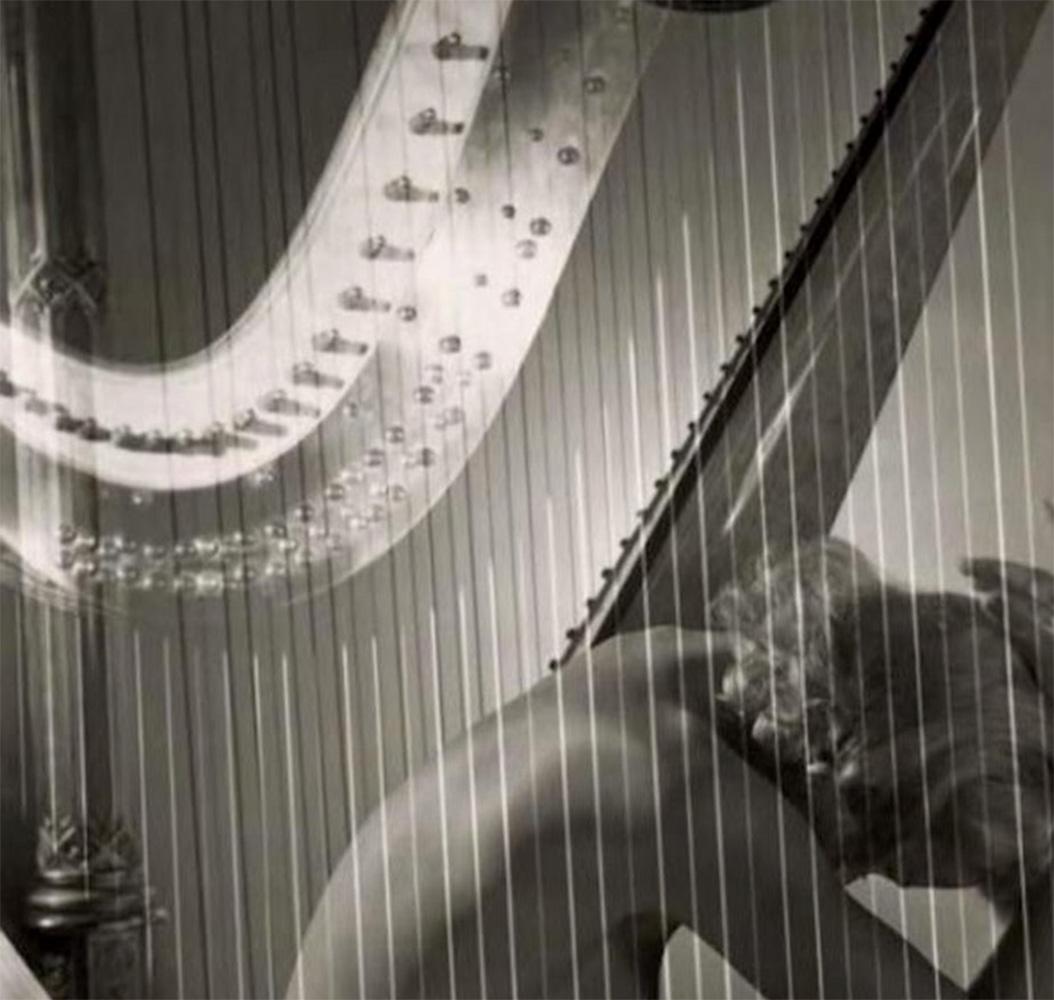 Lisa Fonssagrives-Penn mit Harfe. Paris, Silbergelatine-Druck. Später gedruckt. (Schwarz), Figurative Photograph, von Horst P. Horst