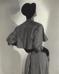 Suzy Parker mannequin une robe Balenciaga aux collections de Paris, VOGUE, 1952