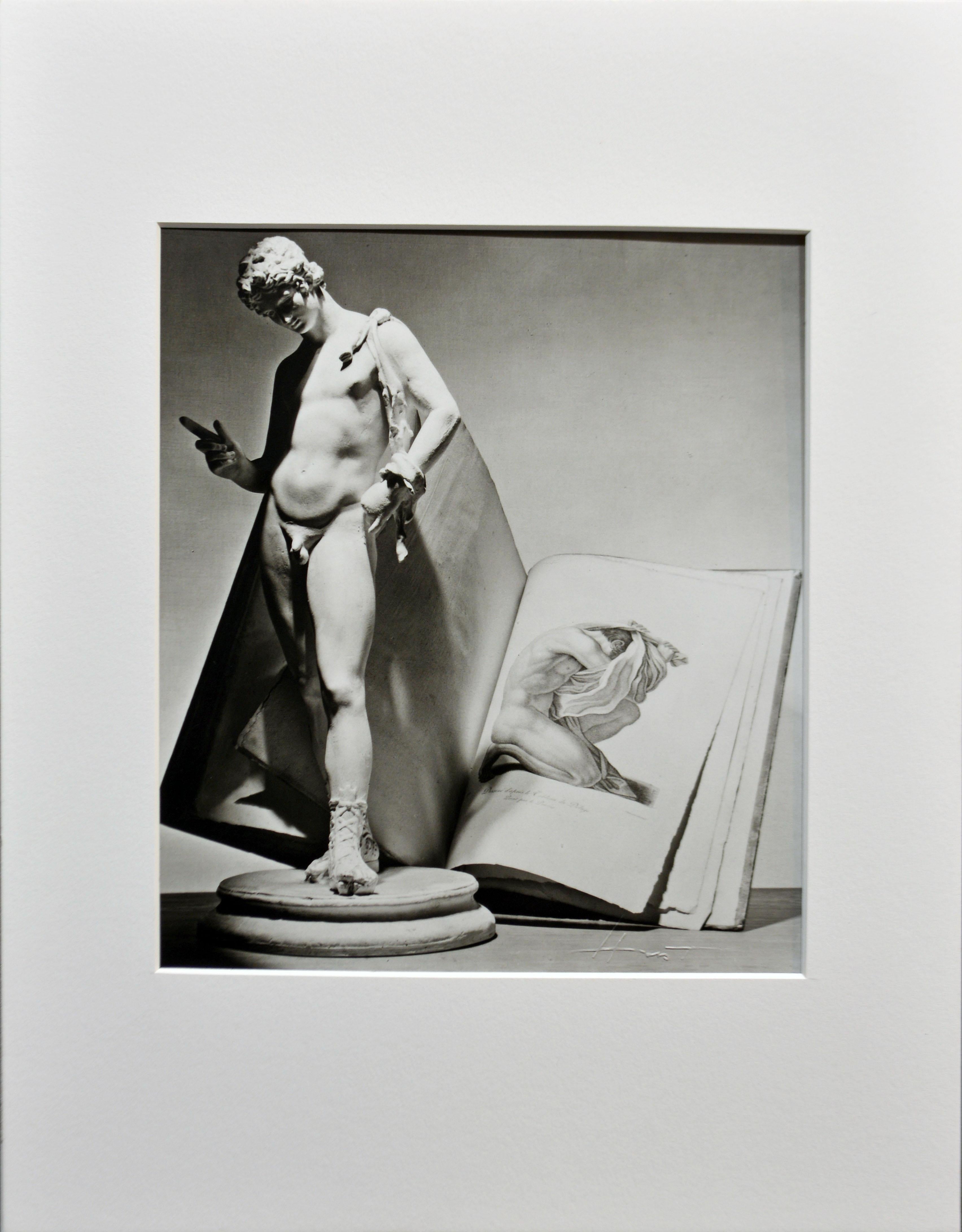 Horst P. Horst (1906-1999)
Statue avec un livre, Paris 1938
Épreuve gélatino-argentique, tirée ultérieurement. Image : 7.5 x 8.25 in / 19 x 22 cm. Tapis : 11 x 14 in / 28 x 36 cm.
Signé, tamponné à l'aveugle, titré et numéroté au verso.

Horst