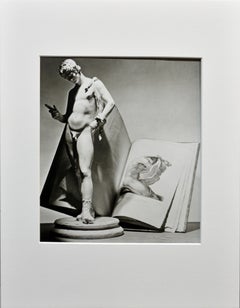 Horst P. Horst, signierte Fotografie „Statue mit Buch“, Paris, 1938