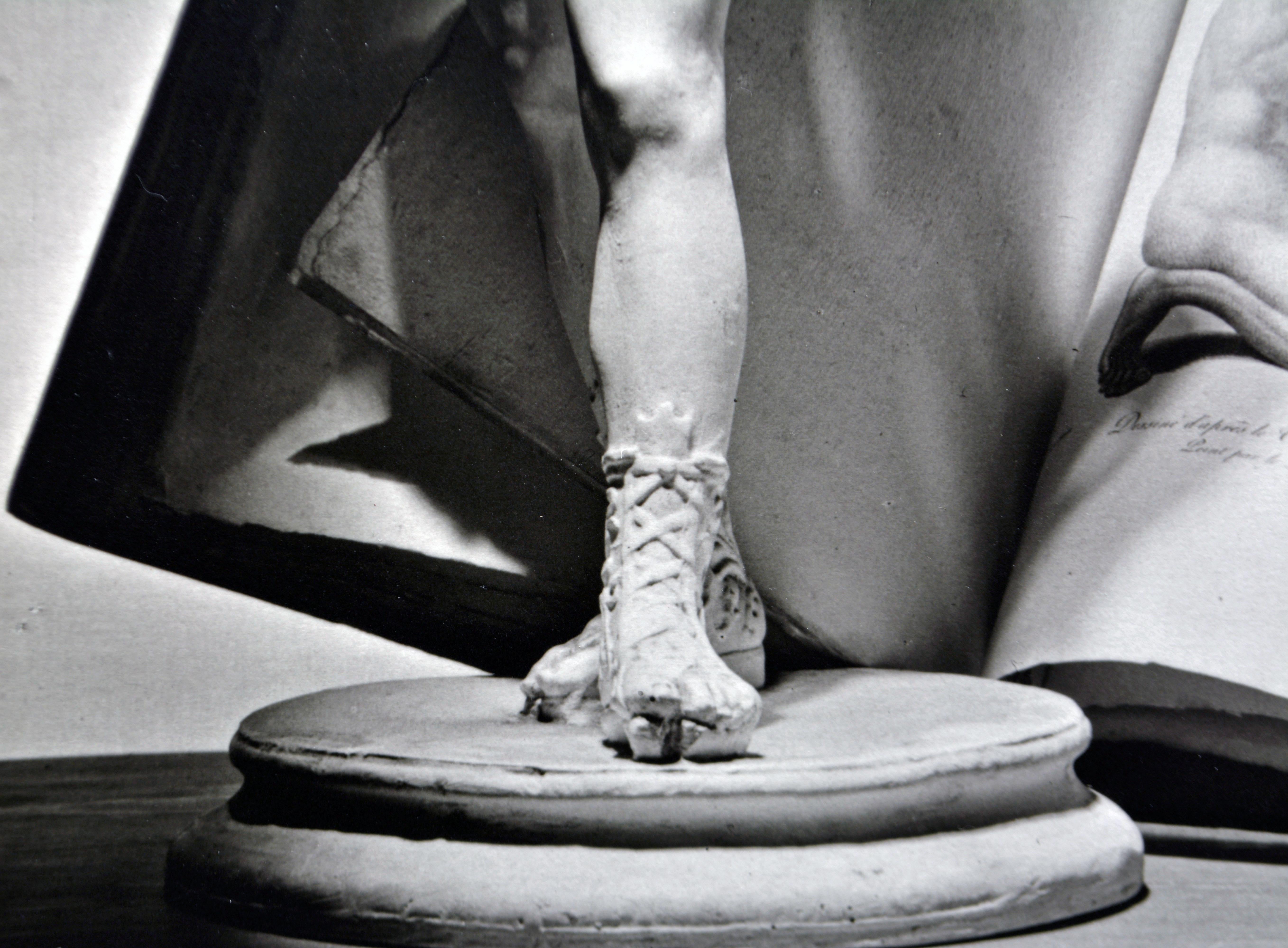 Photographie signée Horst P. Horst « Statue with Book », Paris, 1938 en vente 1