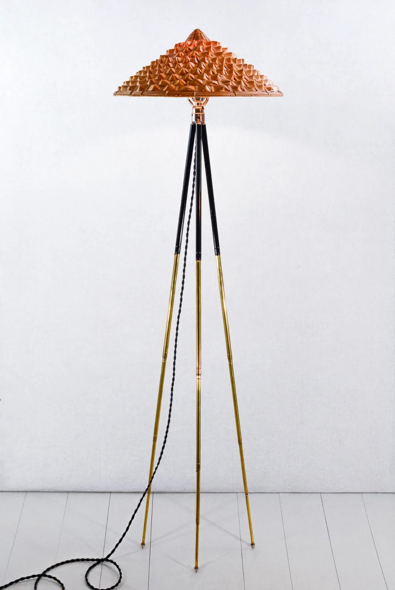La collection de lampadaires à trépied réglable en laiton Horst s'inspire de la vie et de l'époque du globe-trotter Horst P. Horst, photographe du début du XXe siècle, qui a fait connaître la photographie couleur au grand public grâce à ses photos