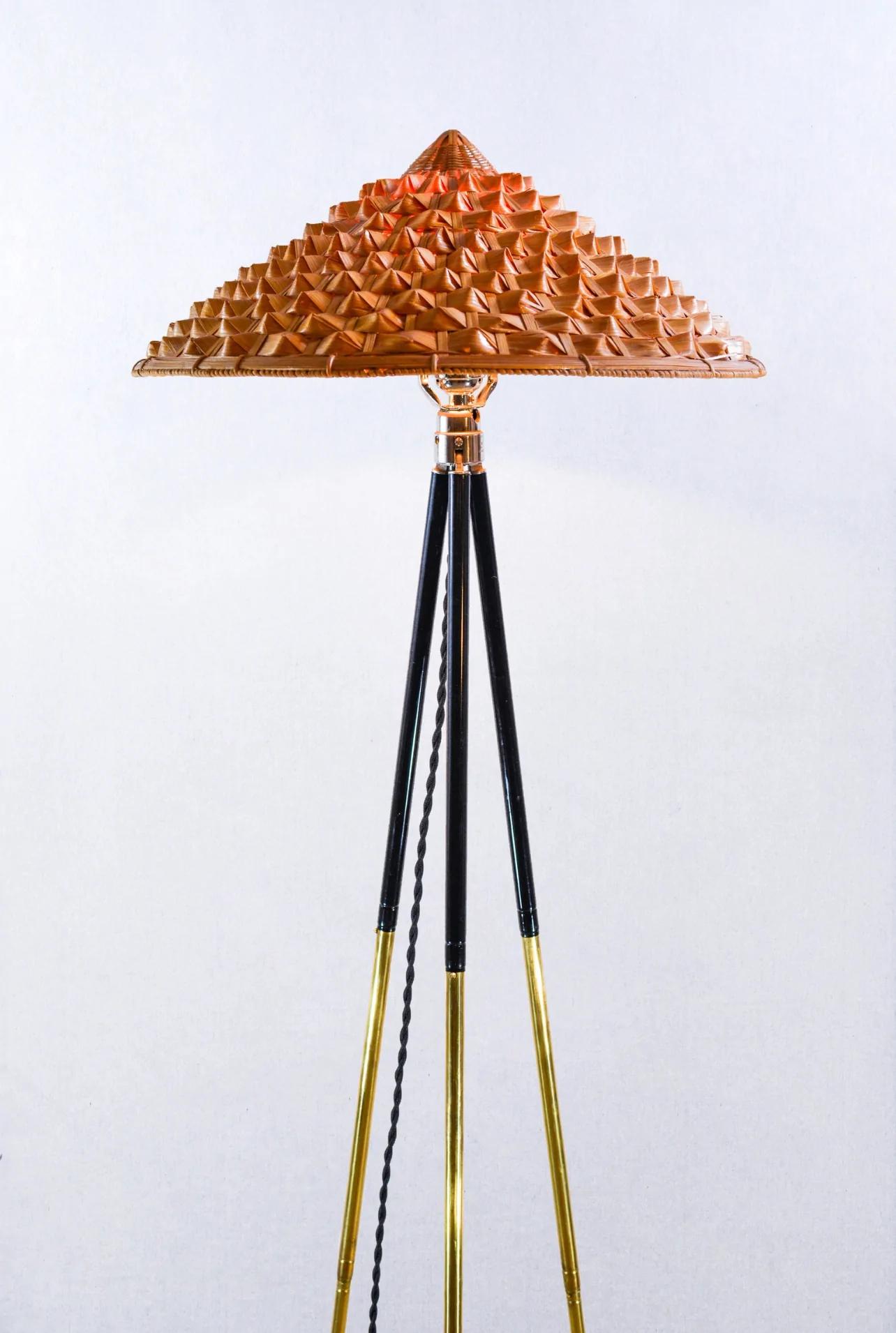 Art déco Lampe tripode Horst en laiton 2 tons avec abat-jour tissé de Tennant New York en vente