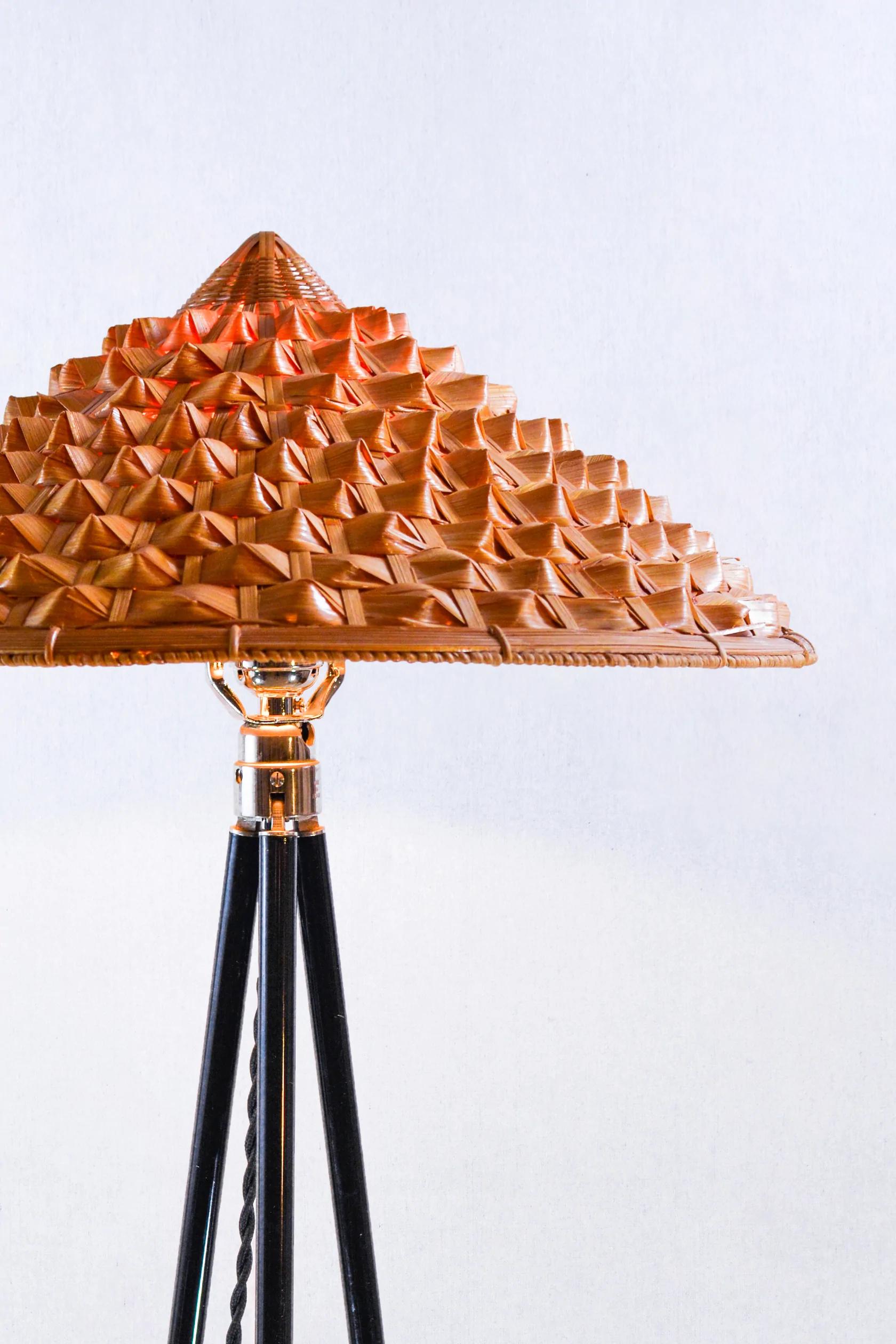 Américain Lampe tripode Horst en laiton 2 tons avec abat-jour tissé de Tennant New York en vente