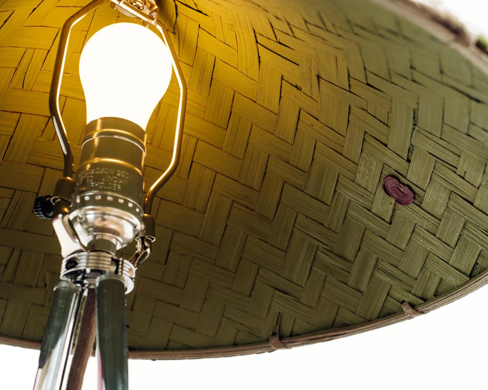 Américain Lampe tripode « Horst » en chrome et laiton avec abat-jour conique peint à la main  en vente