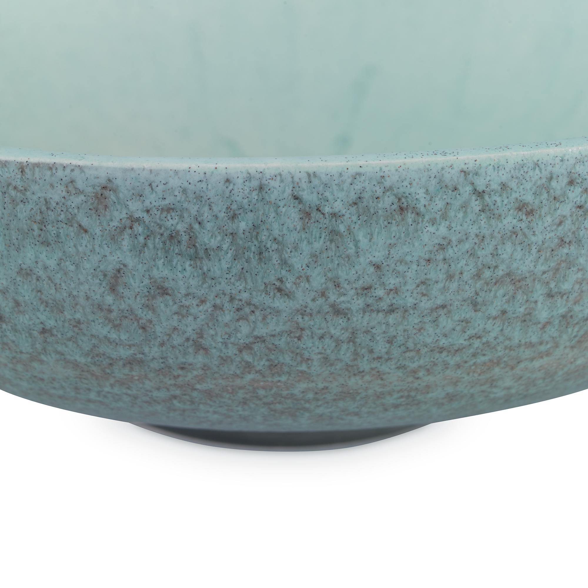 Eine breite Schale aus Steingut mit einer reaktiven grünen Glasur. Aufgrund der Beschaffenheit der Glasur ist jede Vase als Unikat zu betrachten.
 