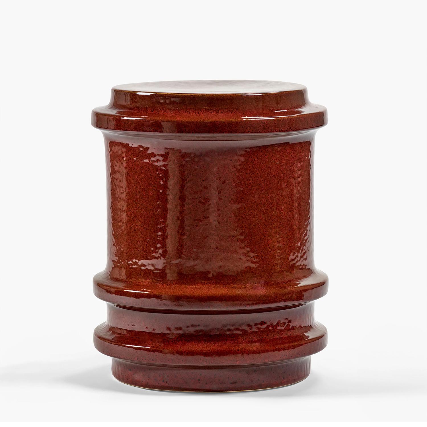 Side Table Horton Dark Red with all 
structure in stoneware in glazed finish. 

