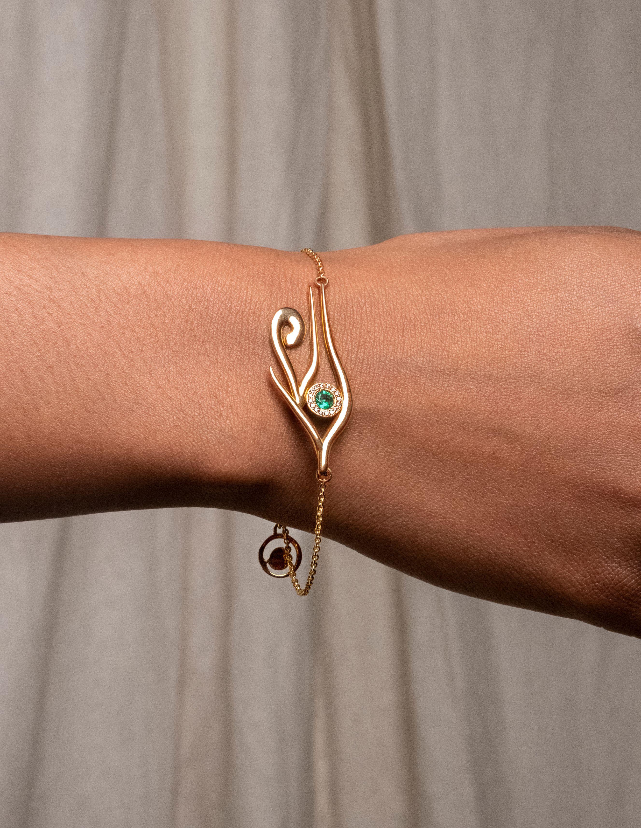 Horus Bracelet in 18k Gold with Emerald & Diamonds For Sale 1
