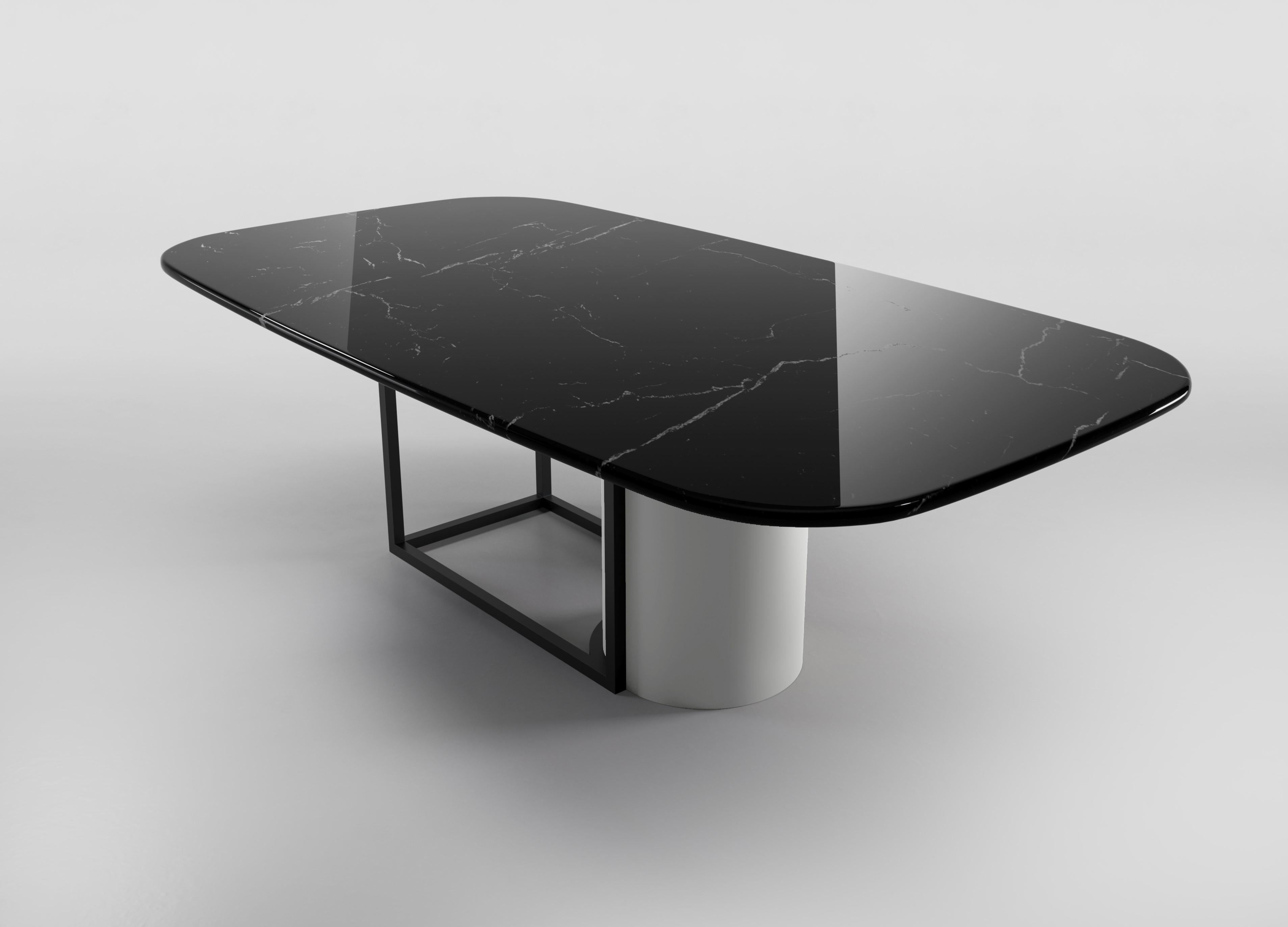 La mesa Horus está diseñada como un juego entre el espacio sólido y el vacío, proporcionando un aspecto ligero pero llamativo. La base cilíndrica puede encajar dentro del marco metálico o alejarse ligeramente para acentuar el contraste entre ambos