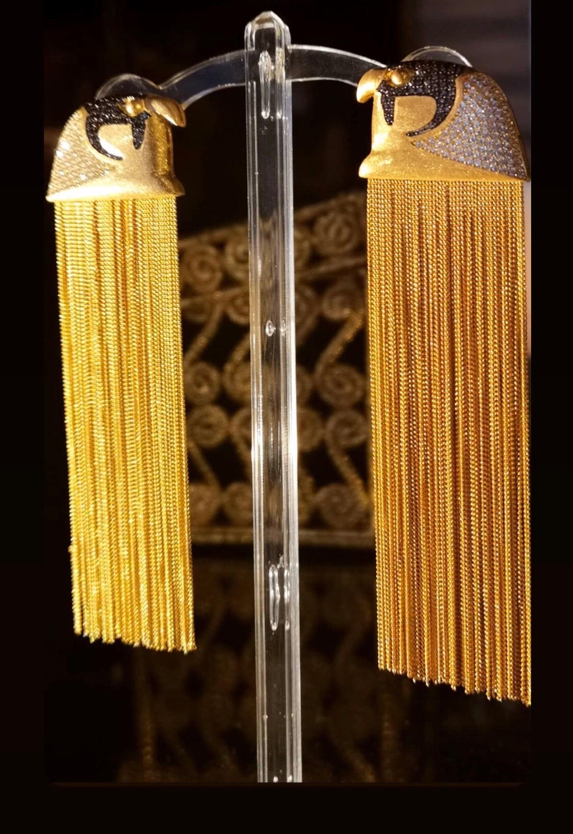 Contemporain Boucles d'oreilles Horus par Ammanii en or vermeil avec longs glands en vente