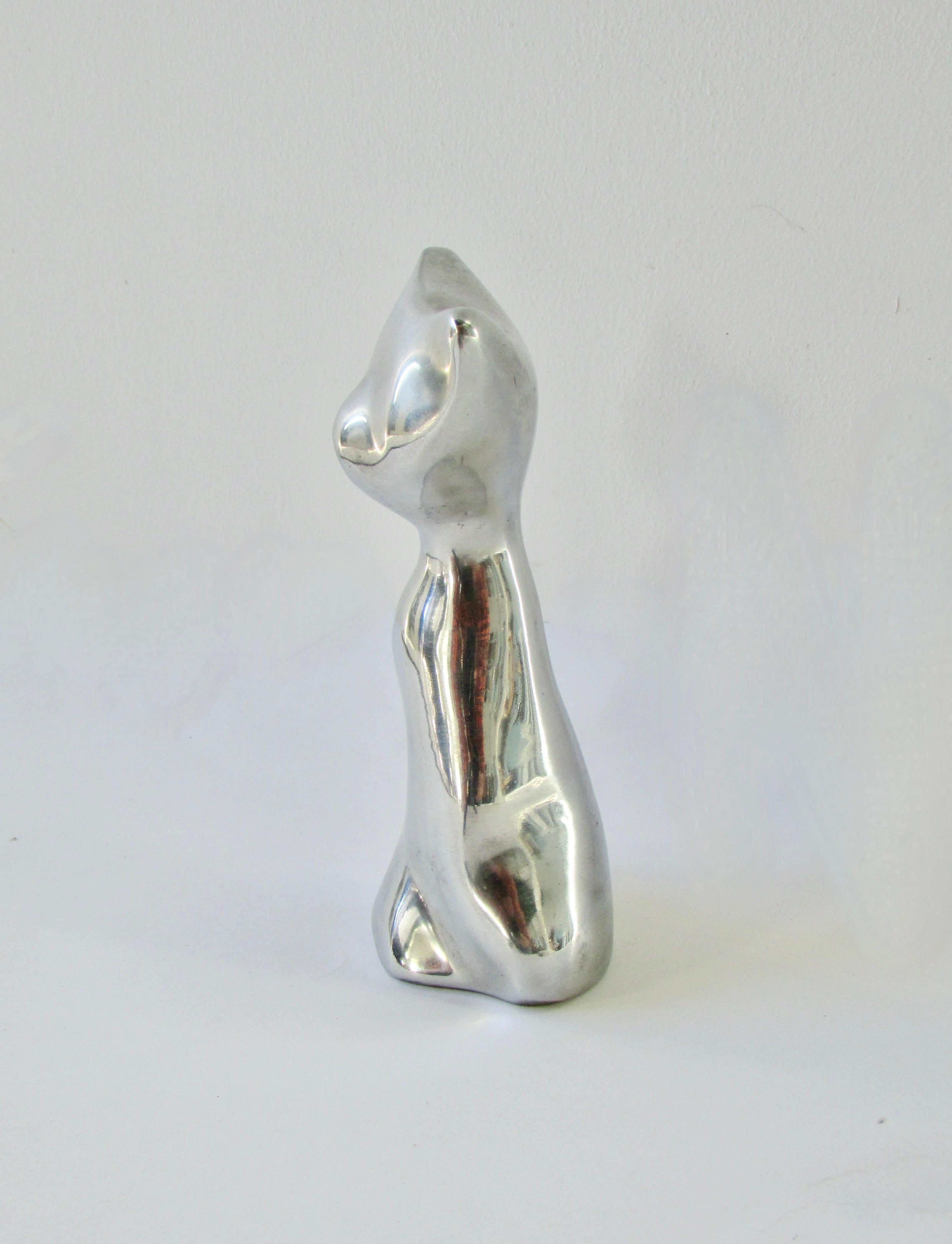 Hoselton Canada stilisierte Katzen-Skulptur aus poliertem Aluminiumguss für den Schreibtisch (Moderne der Mitte des Jahrhunderts) im Angebot