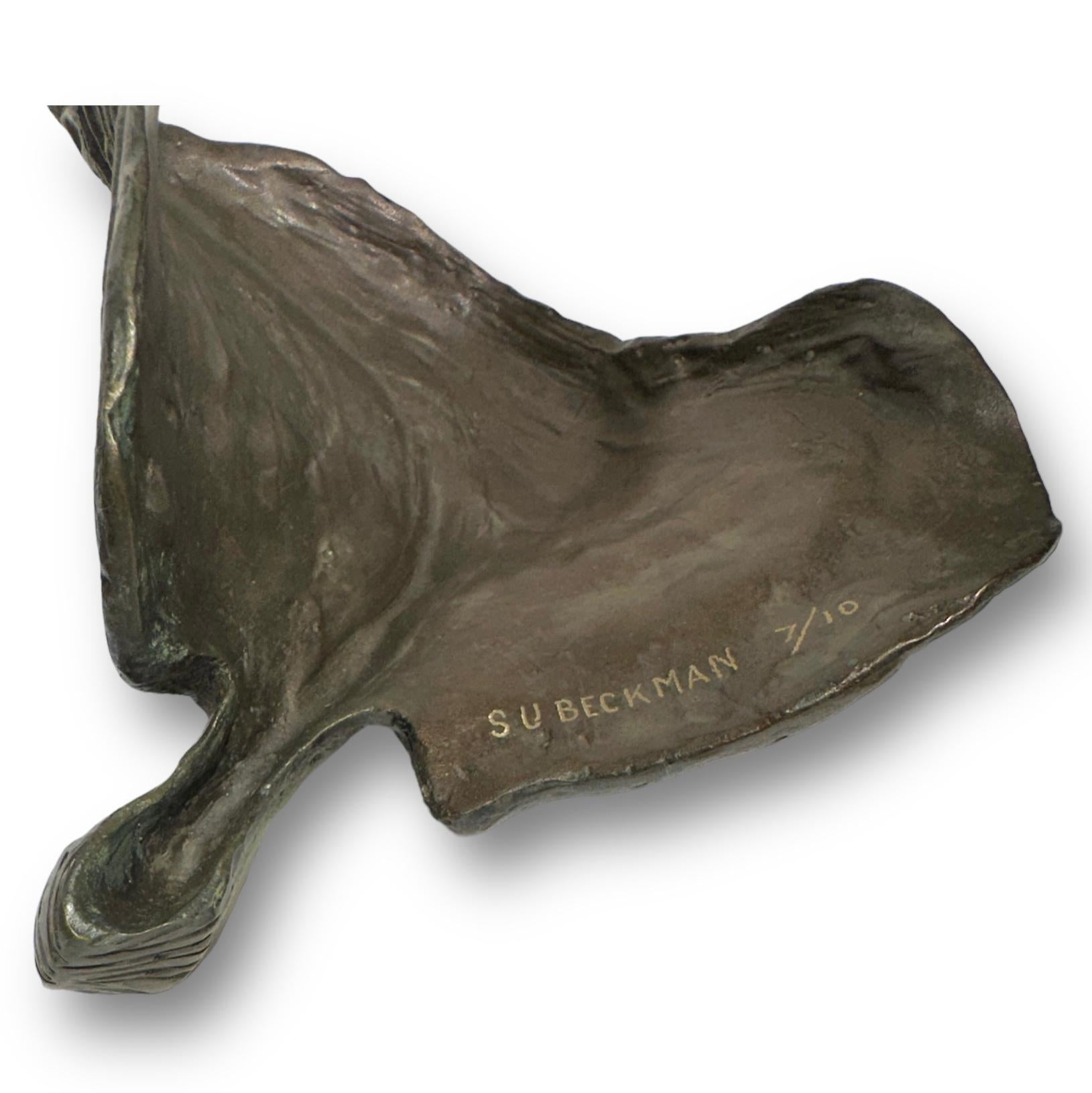 Hosta-Blatt, botanische Skulptur aus Bronzeguss in kleinem Maßstab mit subtiler Patina (Gegossen) im Angebot