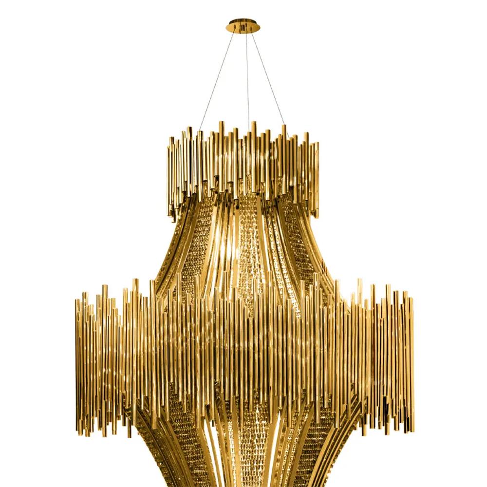Lampadario Hostal con struttura in ottone massiccio placcato oro 
e con pendenti in vetro cristallino con finitura dorata. 37 lampadine, 
portalampada tipo G9 alogena, 40 Watt max. Per 220-240V.
Le lampadine non sono incluse. Con cavo regolabile in