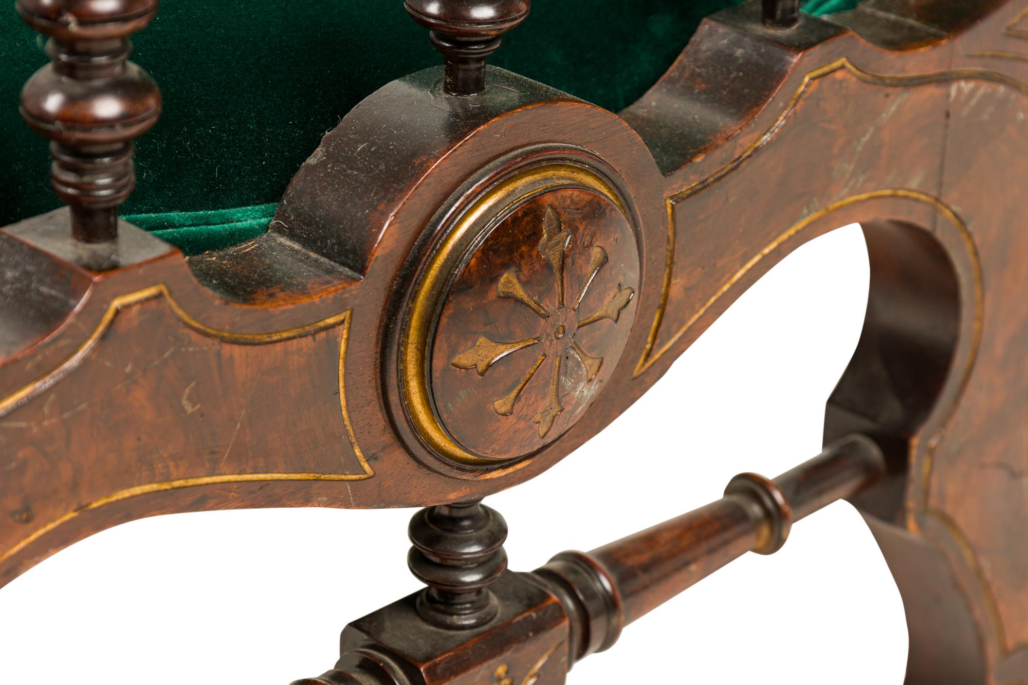 Fauteuil à dossier traîne en noyer tapissé Eastlake de style victorien américain Hostatter en vente 1