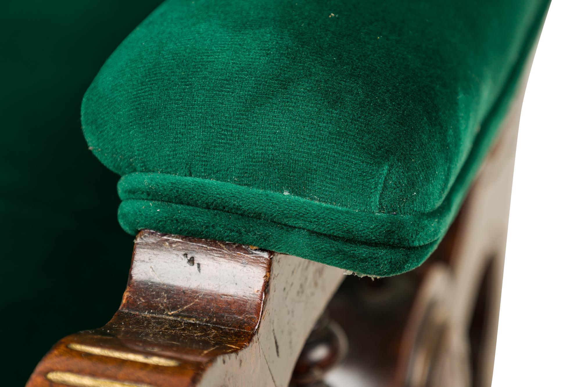 Fauteuil à dossier traîne en noyer tapissé Eastlake de style victorien américain Hostatter en vente 3