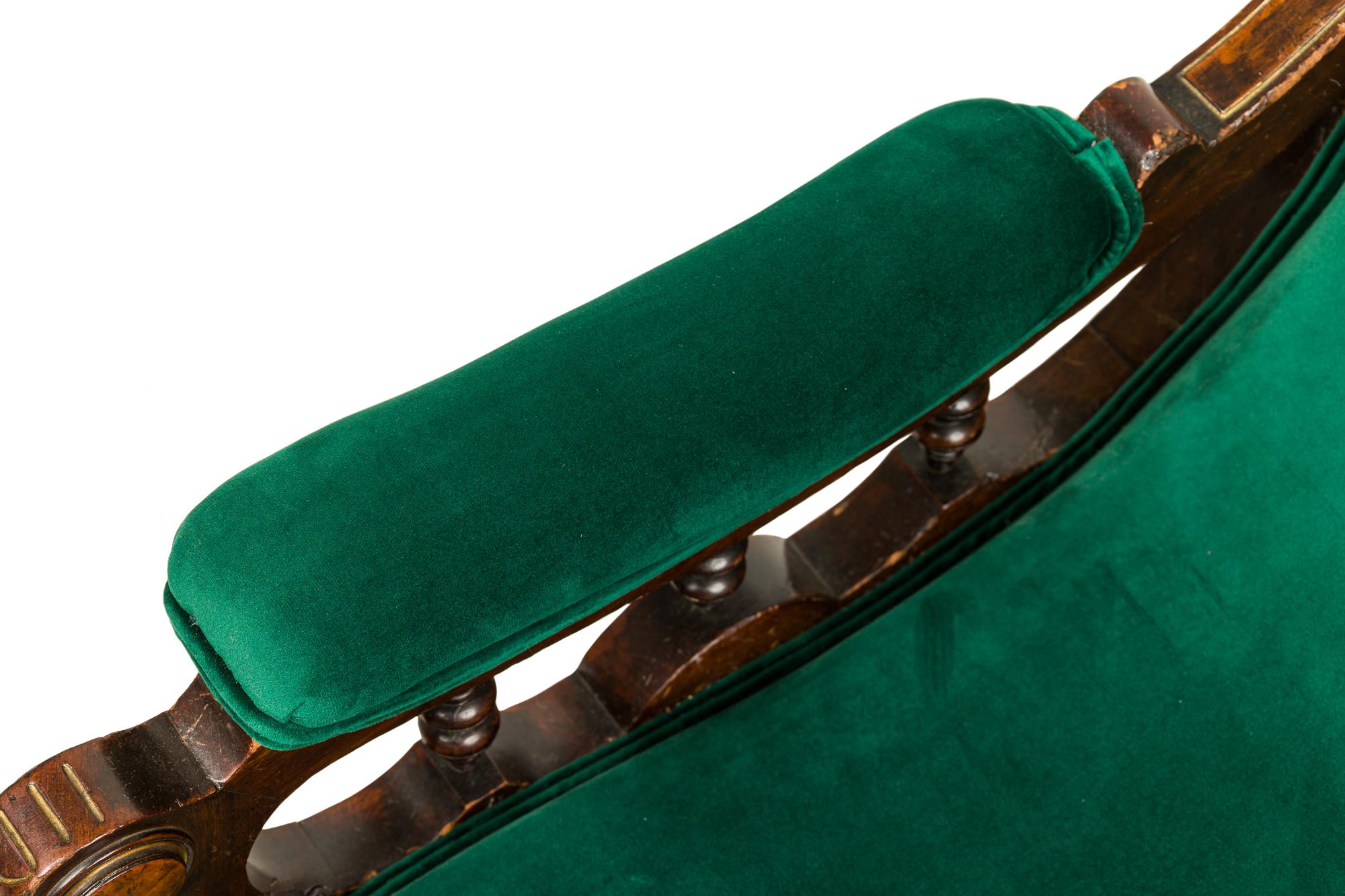 Fauteuil à dossier traîne en noyer tapissé Eastlake de style victorien américain Hostatter en vente 5