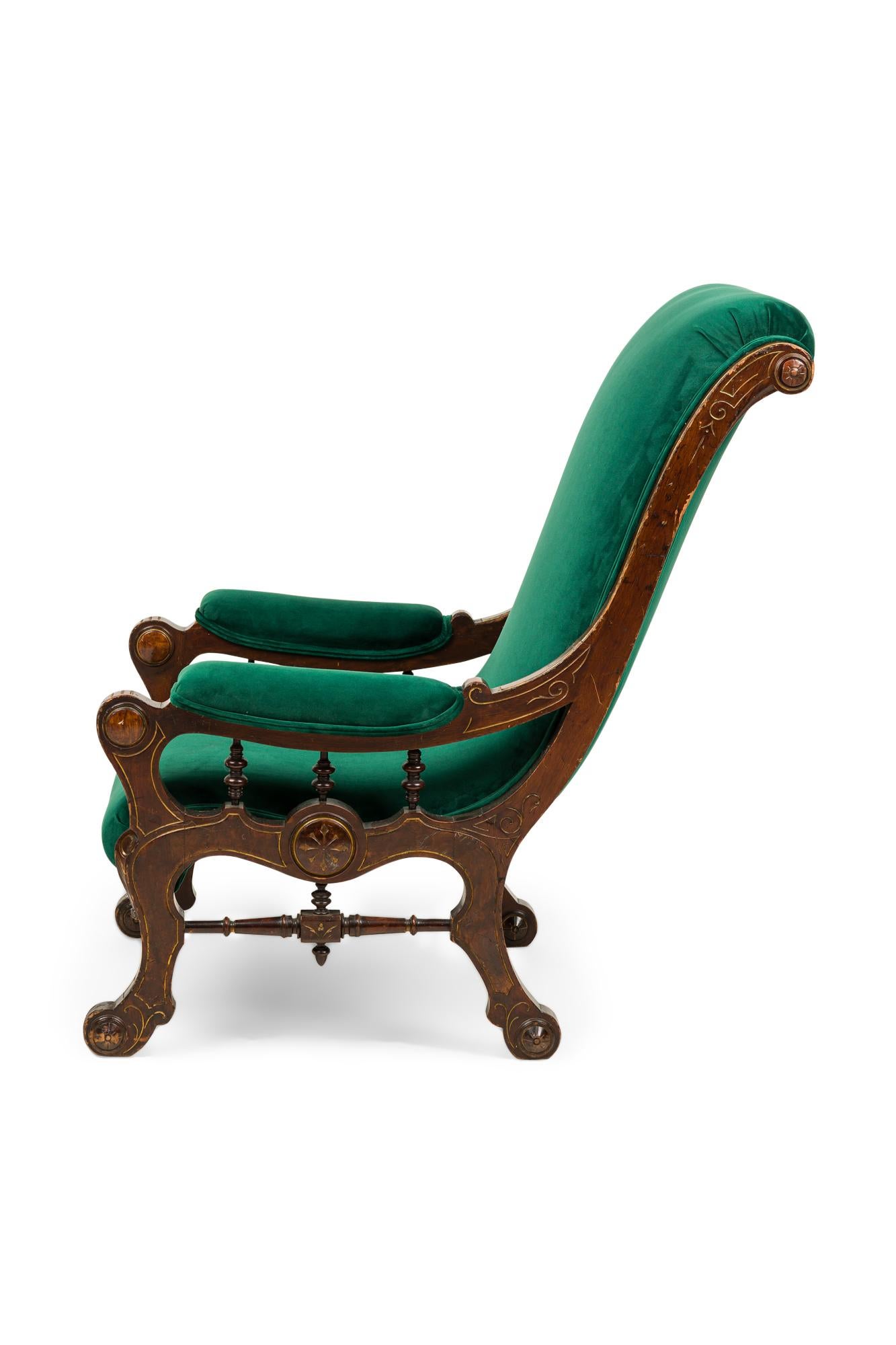 Américain Fauteuil à dossier traîne en noyer tapissé Eastlake de style victorien américain Hostatter en vente