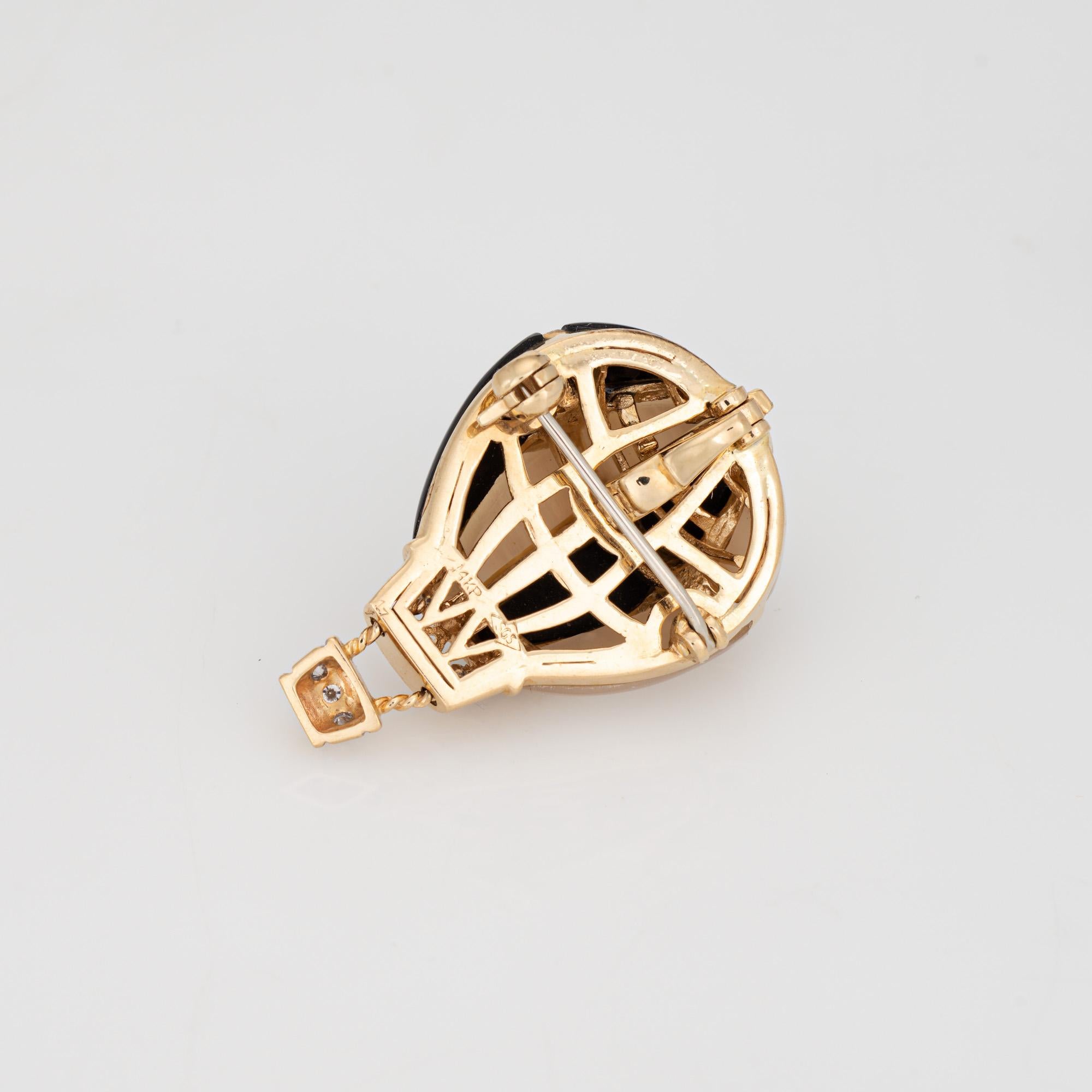 Taille ronde Pendentif Hot Air Ballon Vintage Diamond MOP Onyx 14k Yellow Gold Brooch Jewelry en vente