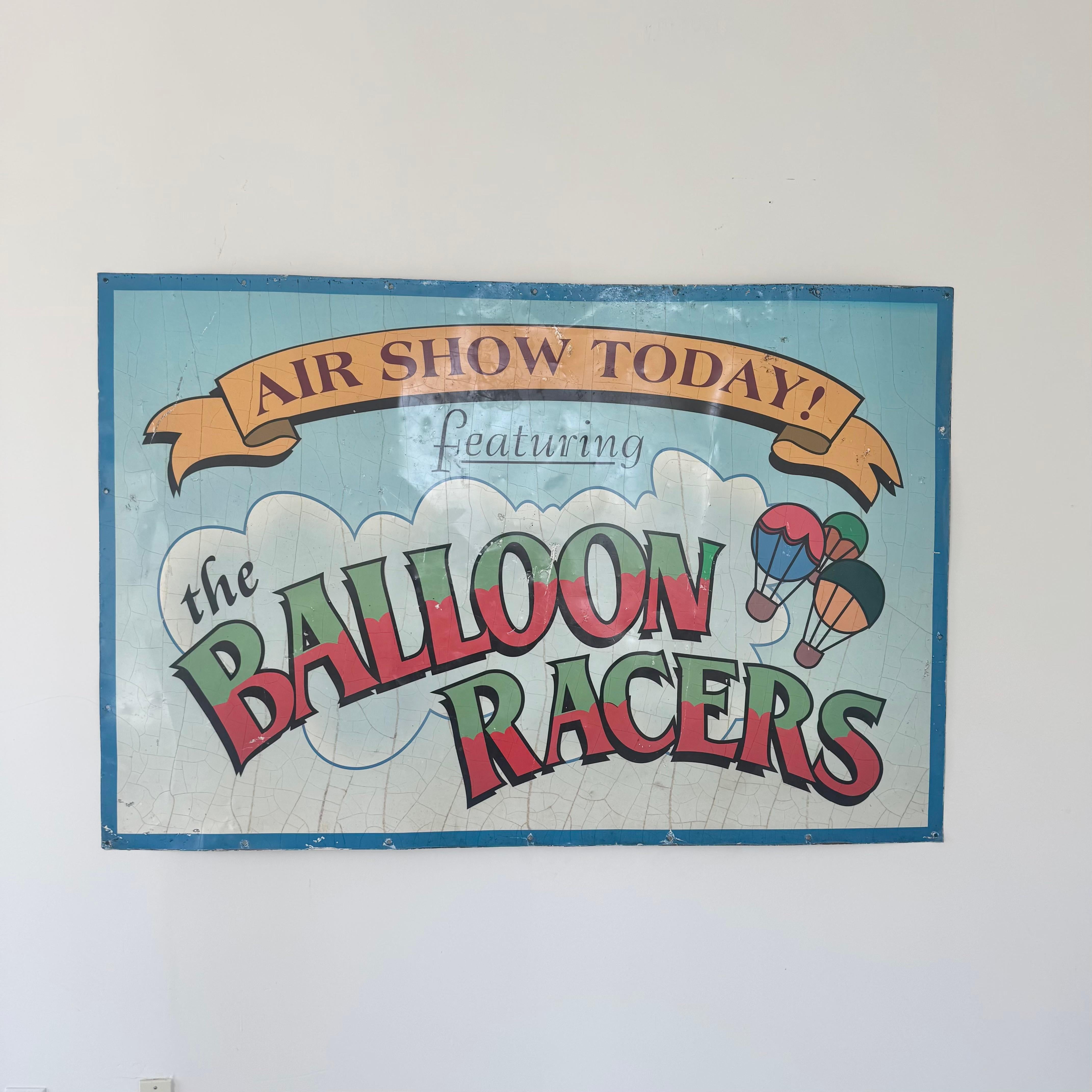 Ungewöhnliches Metallschild von einer alten Flugschau. Tolle Farben und Inhalte. Das Schild warb für ein Heißluftballonrennen. Großes Stück Nostalgie, lustiges Kunstwerk. Metallschild mit Verschleiß wie gezeigt. Großer Maßstab. 4 Fuß hoch und 6 Fuß