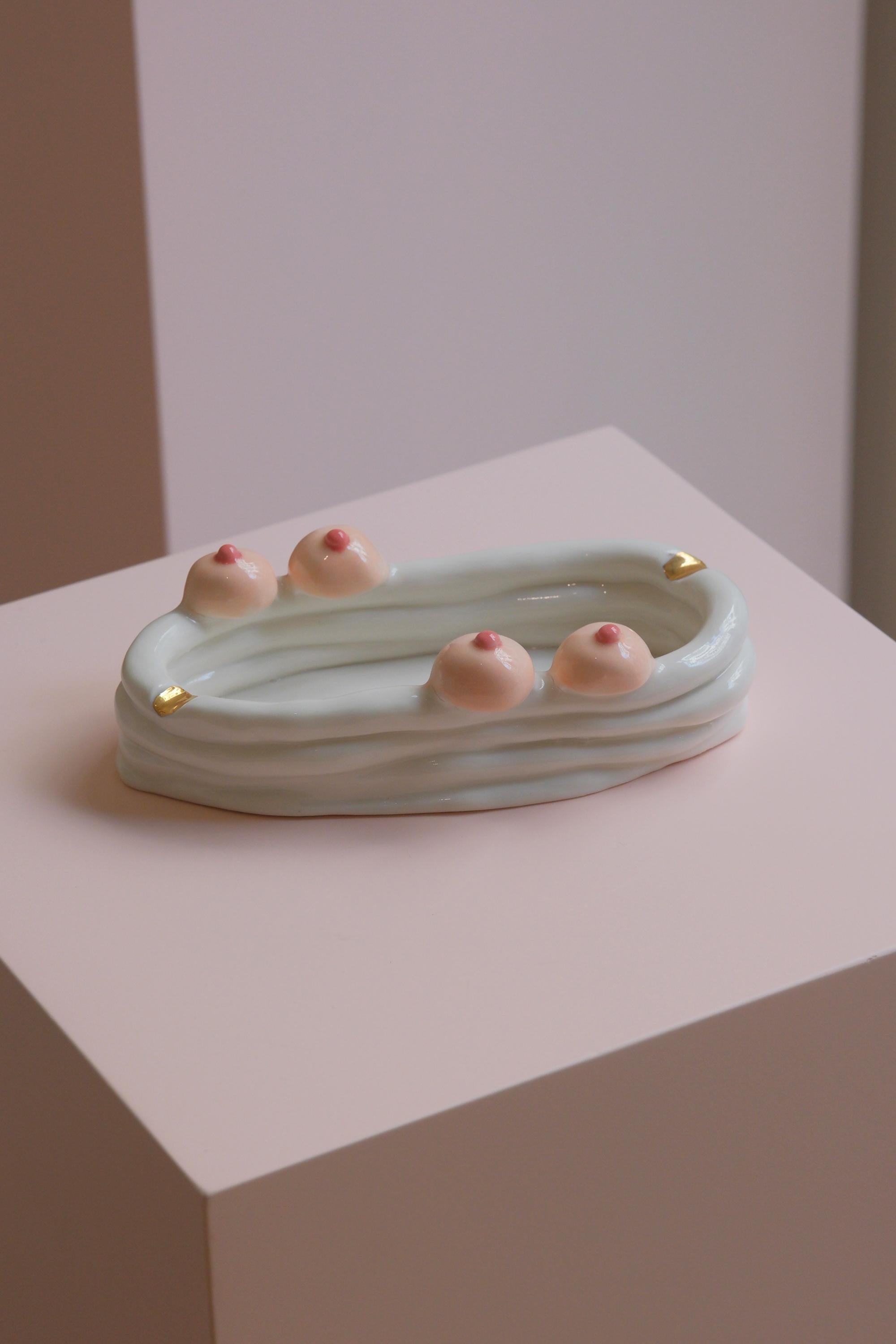 Il pezzo unico è in porcellana, ornato con lustri d'oro.
Una creazione giocosa che celebra la femminilità. 
Questo pezzo è costruito e dipinto a mano dall'artista designer Hania Jneid.
