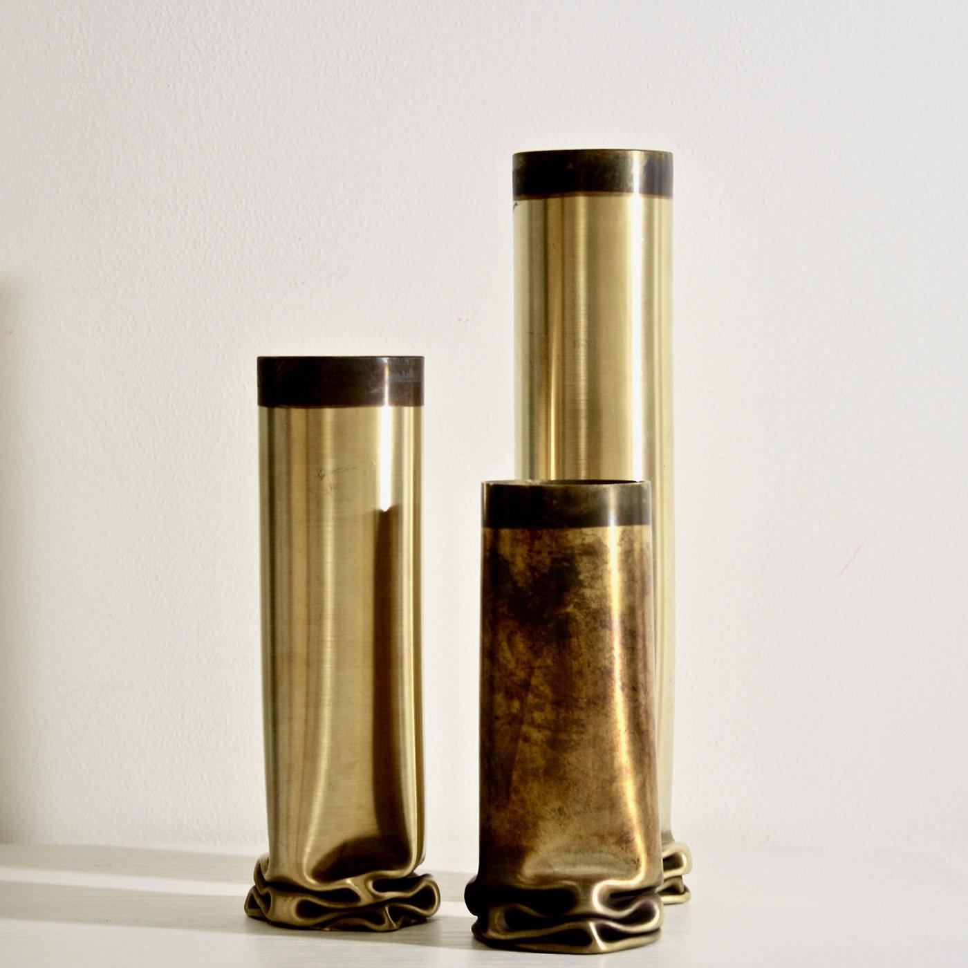Unico e sofisticato, questo vaso di grandi dimensioni fa parte della collezione Hot Brass e può essere esposto da solo o con le sue controparti più piccole per un effetto sorprendente e dinamico in un ambiente contemporaneo o di ispirazione