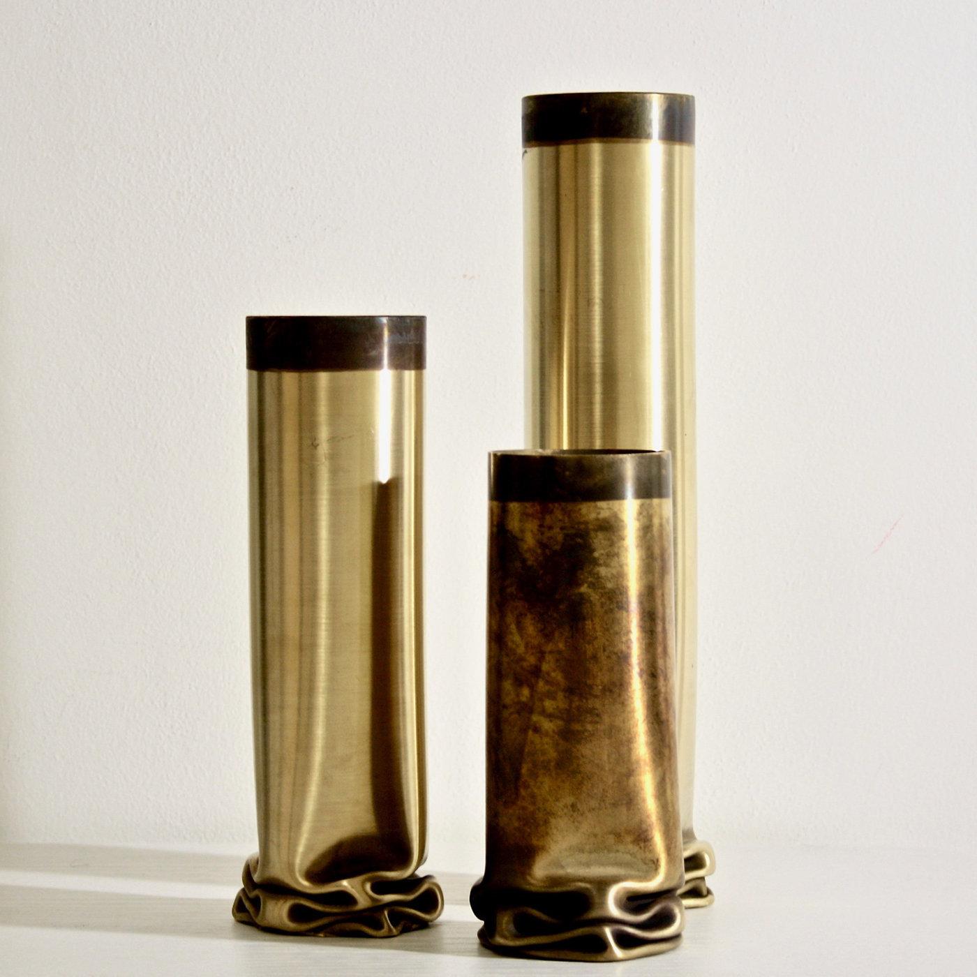 Questo vaso, che fa parte della collezione Hot Brass, è stato realizzato interamente a mano in ottone. Realizzato su ordinazione, è un Objet d'art unico nel suo genere che aggiungerà eleganza a un soggiorno moderno, a un ingresso contemporaneo o a