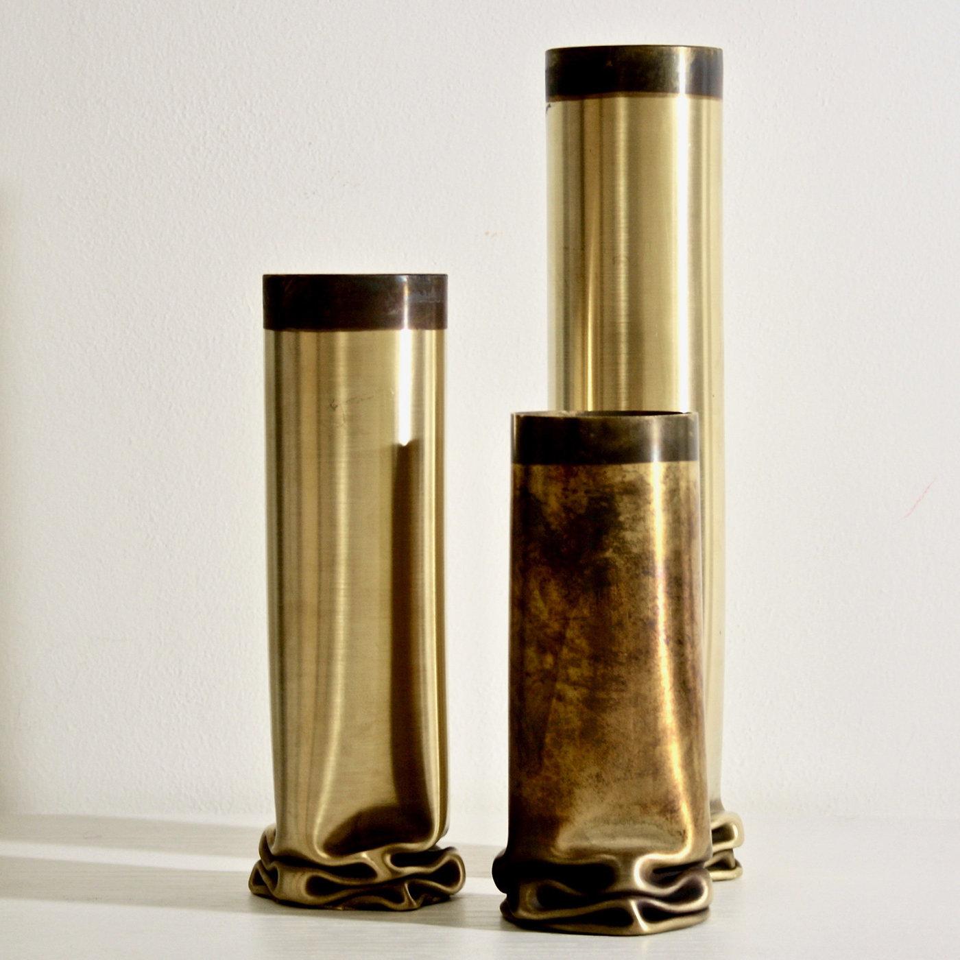 Questo piccolo vaso, che fa parte della collezione Hot Brass, vanta un fascino contemporaneo e industriale e sarà un superbo accento decorativo in qualsiasi interno moderno, sia da solo che in combinazione con le versioni più grandi. Interamente
