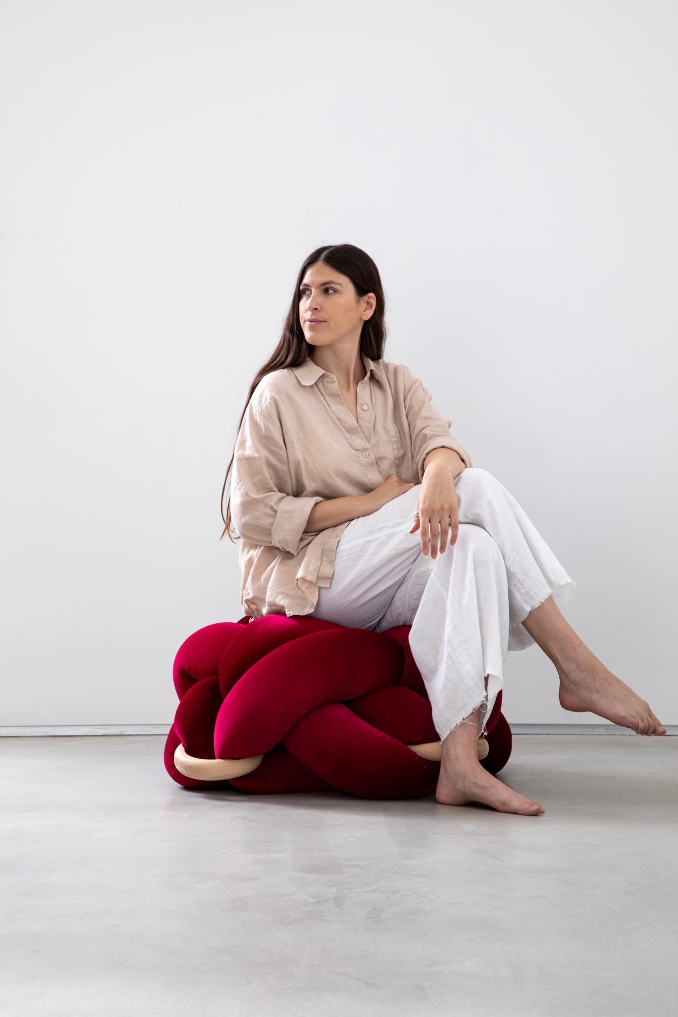 Aggiungi un tocco di stile alla tua casa con l'aiuto dei nostri splendidi ottomani da terra con nodo. Questi pouf sono belli e funzionali e sono il perfetto oggetto di conversazione. 
Dimensioni: 75X75 cm / 30X30 pollici
Altezza: 35 cm / 14 pollici