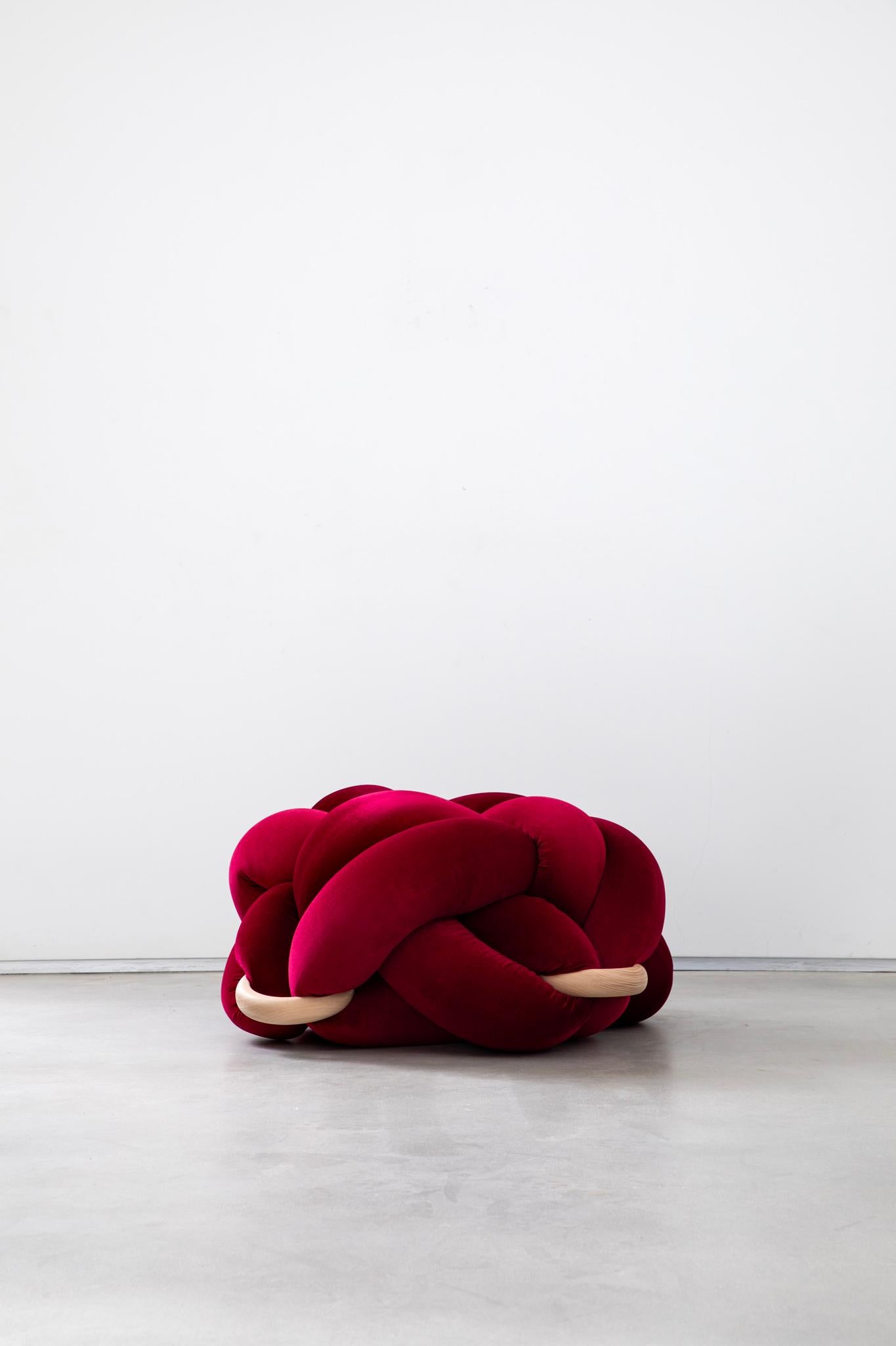 Israeliano Pouf in velluto fatto a mano con nodi a ciliegia calda 30X30 pollici di Studio A in vendita