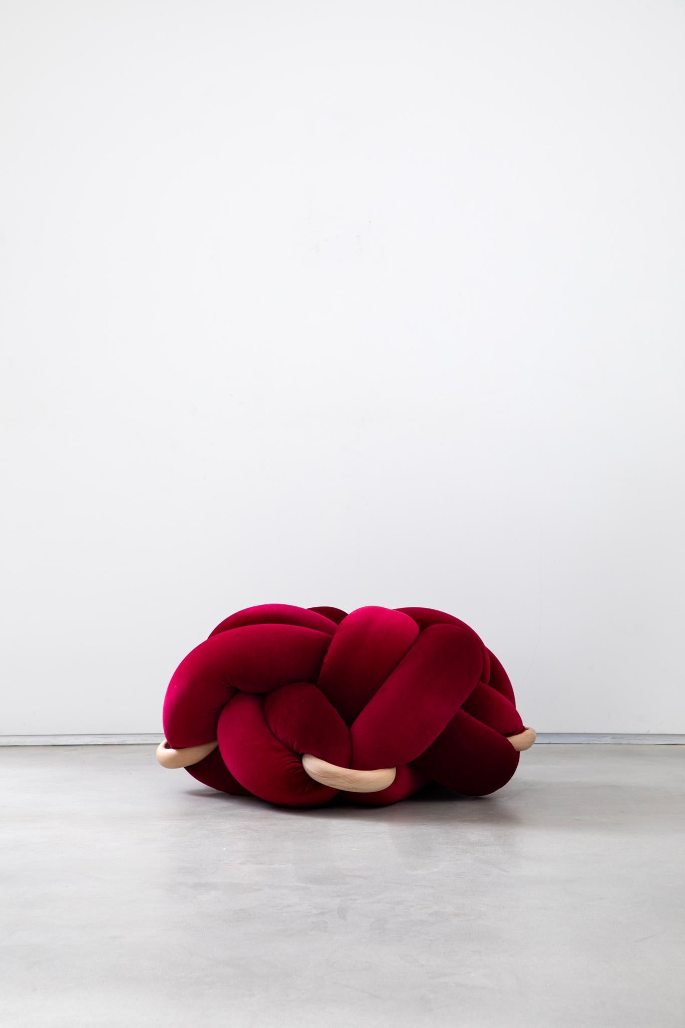 Annodato a mano Pouf in velluto fatto a mano con nodi a ciliegia calda 30X30 pollici di Studio A in vendita