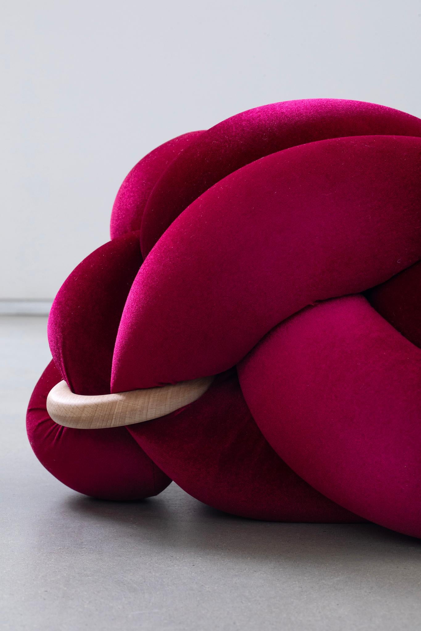 Pouf in velluto fatto a mano con nodi a ciliegia calda 30X30 pollici di Studio A In condizioni Nuovo in vendita a Tel Aviv, IL