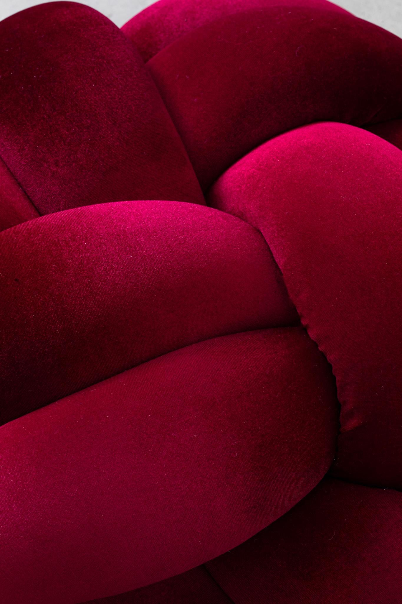 XXI secolo e contemporaneo Pouf in velluto fatto a mano con nodi a ciliegia calda 30X30 pollici di Studio A in vendita